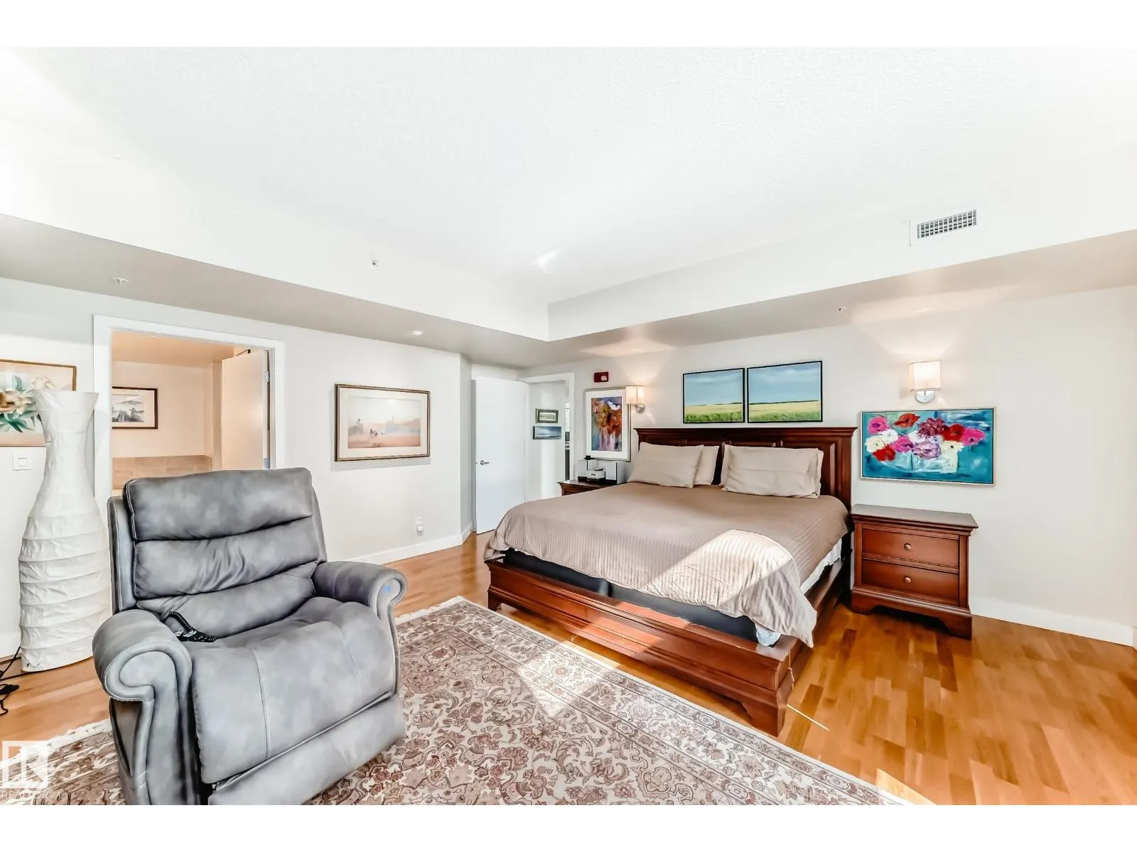 #404 10028 119 ST NW