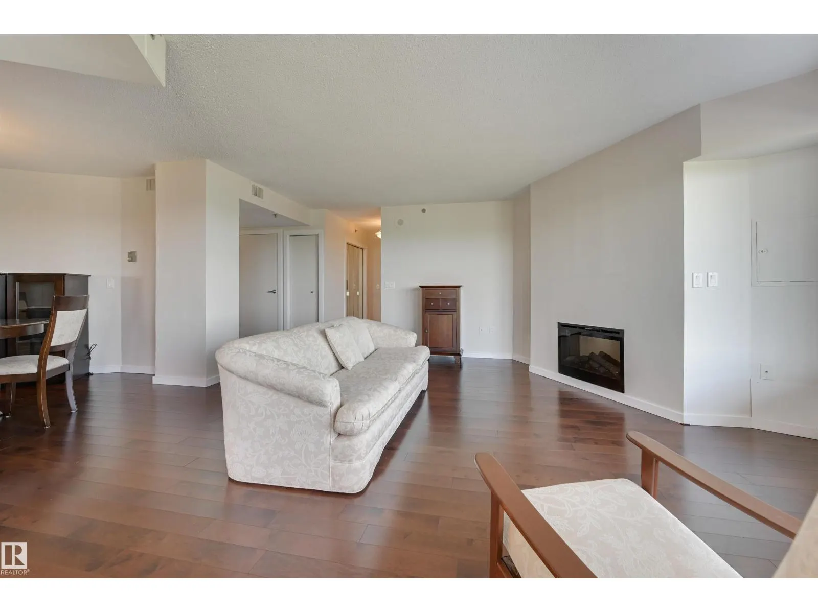 #1003 12319 JASPER AV NW