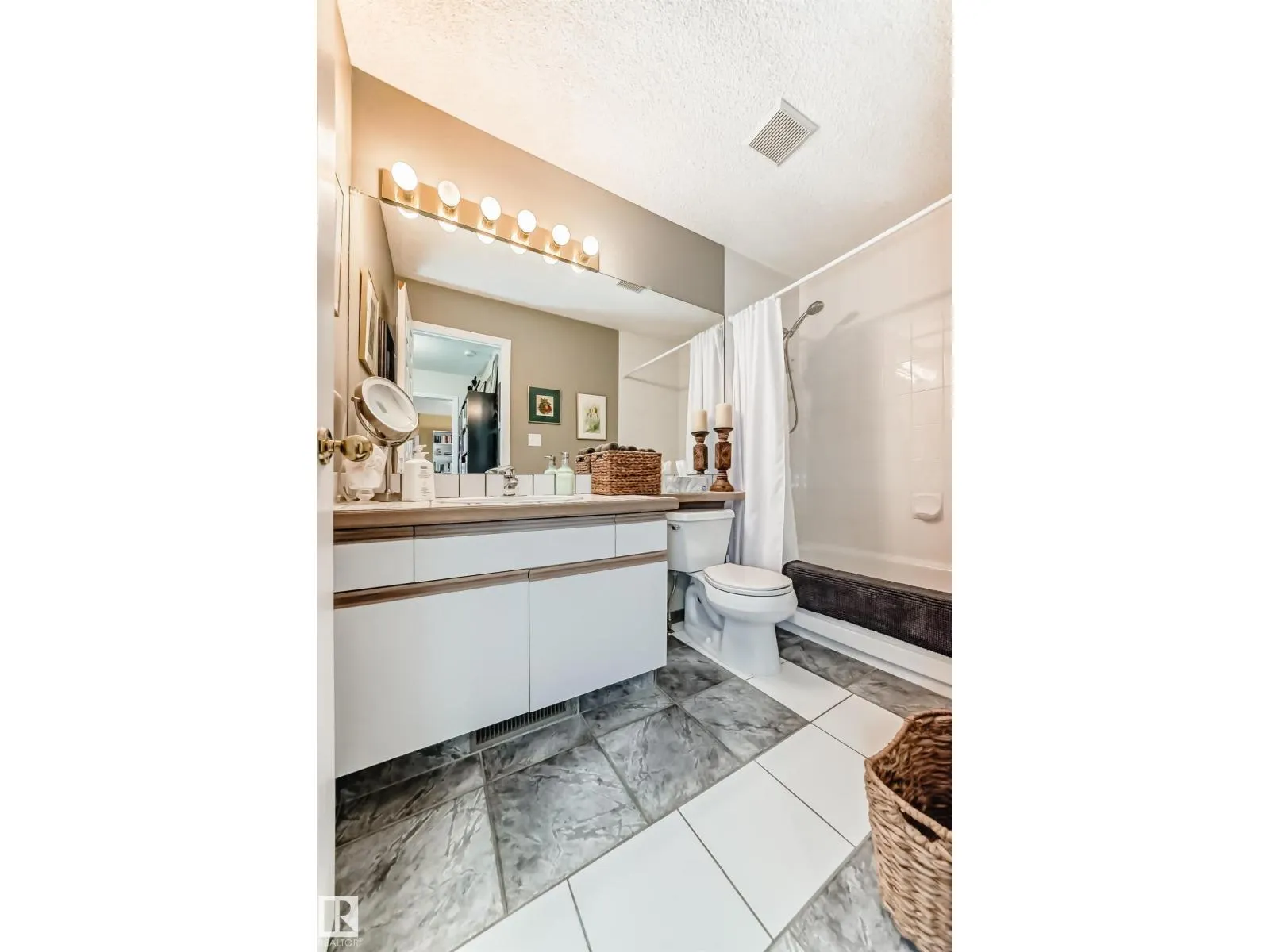 11342 102 AV NW