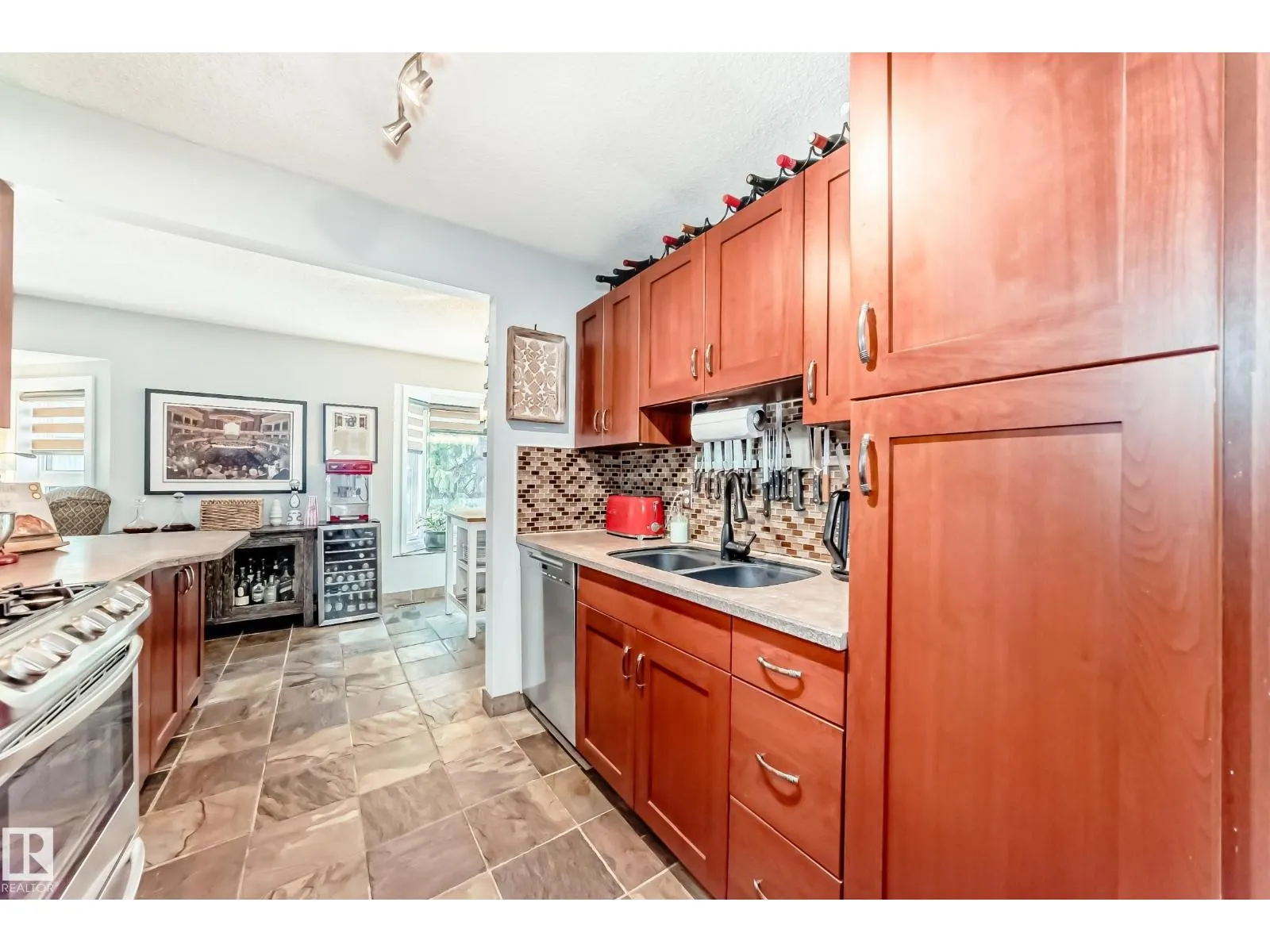 11342 102 AV NW