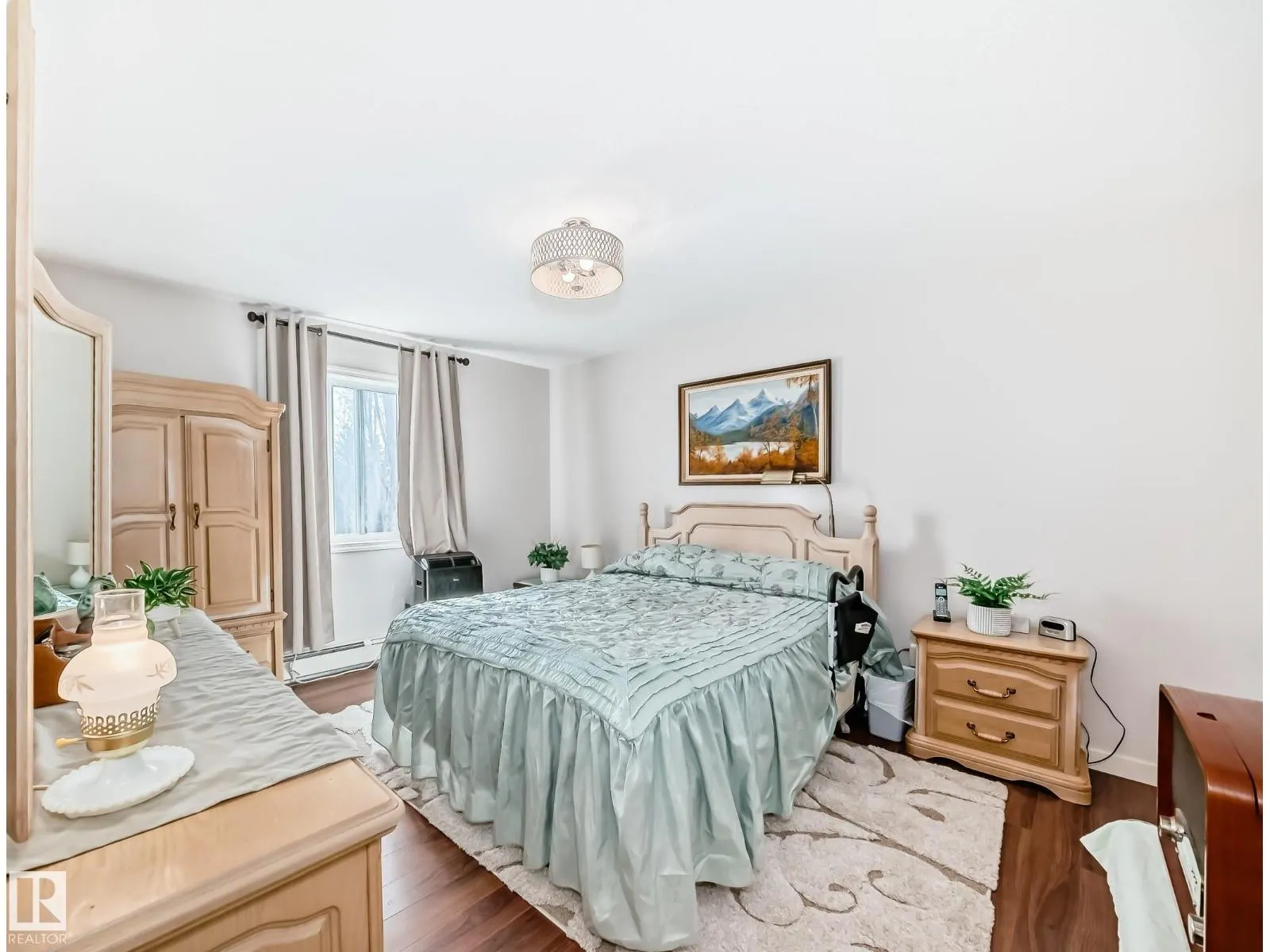 #409 4700 43 AV