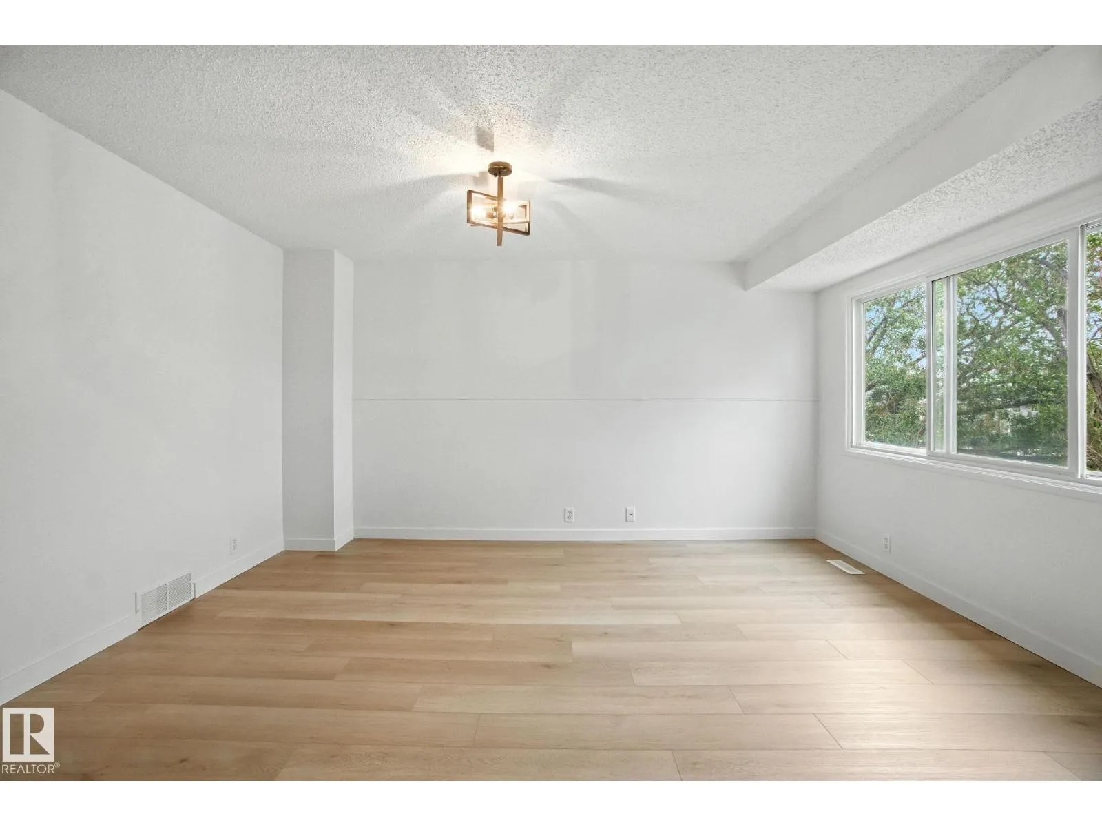 5412 146 AV NW