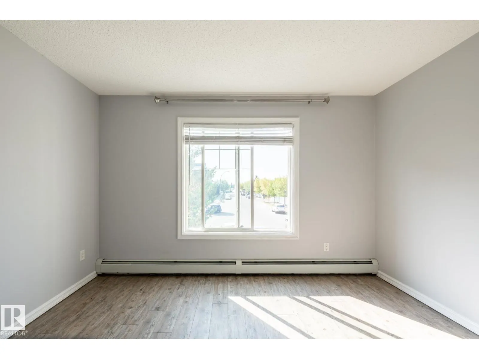 #201 4407 23 ST NW