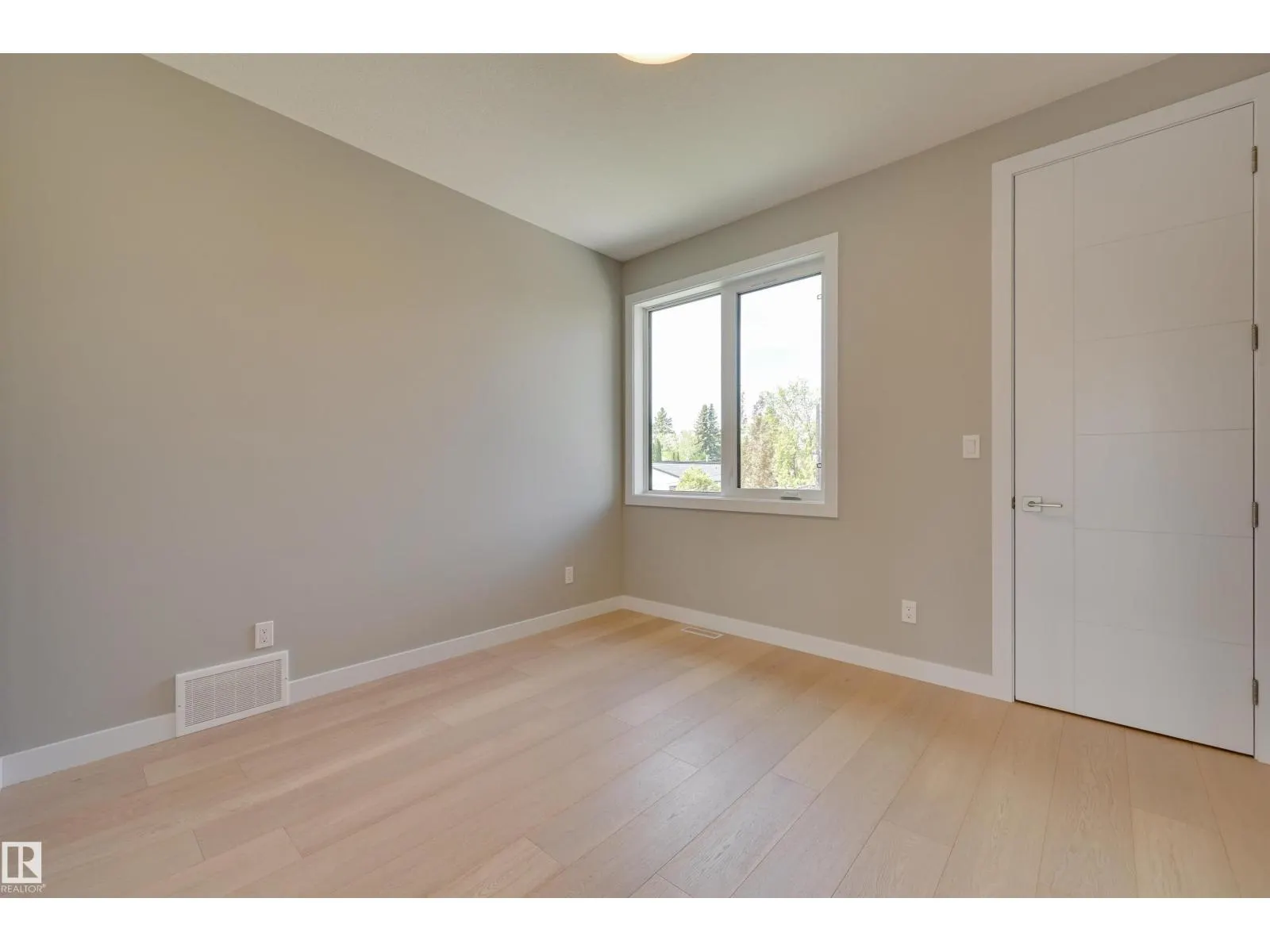 9832 142 ST NW