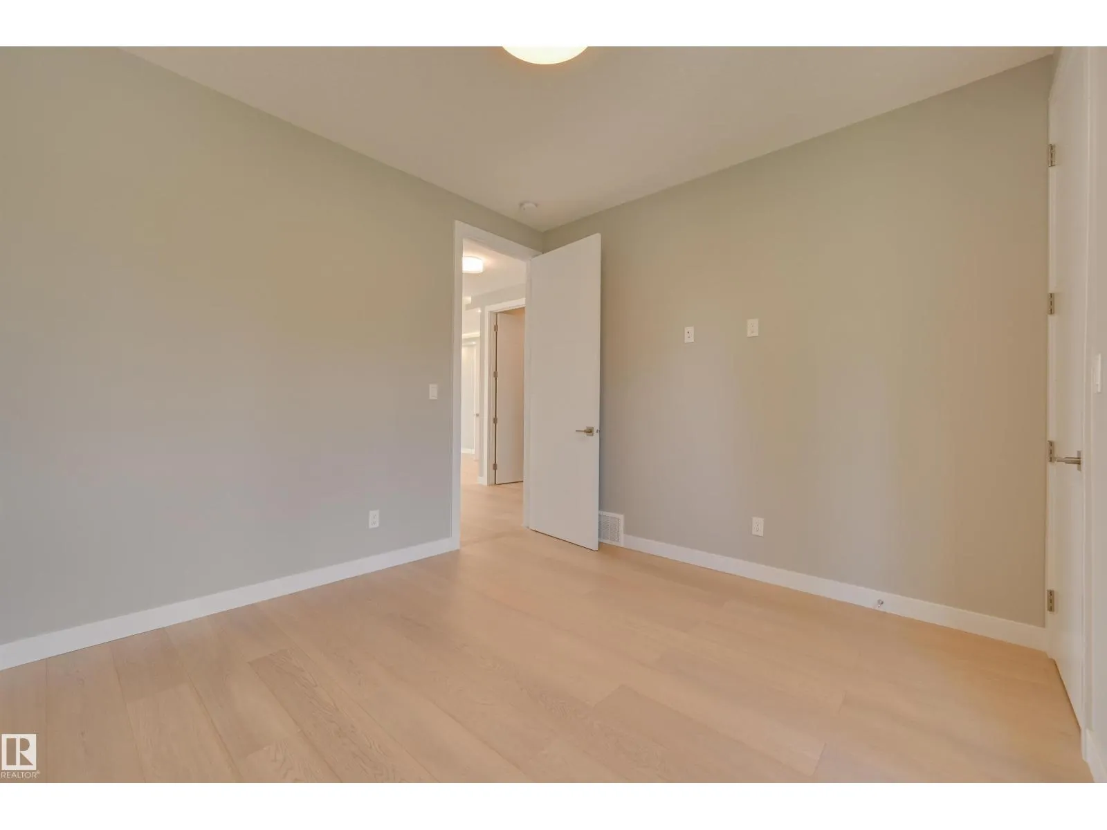 9832 142 ST NW