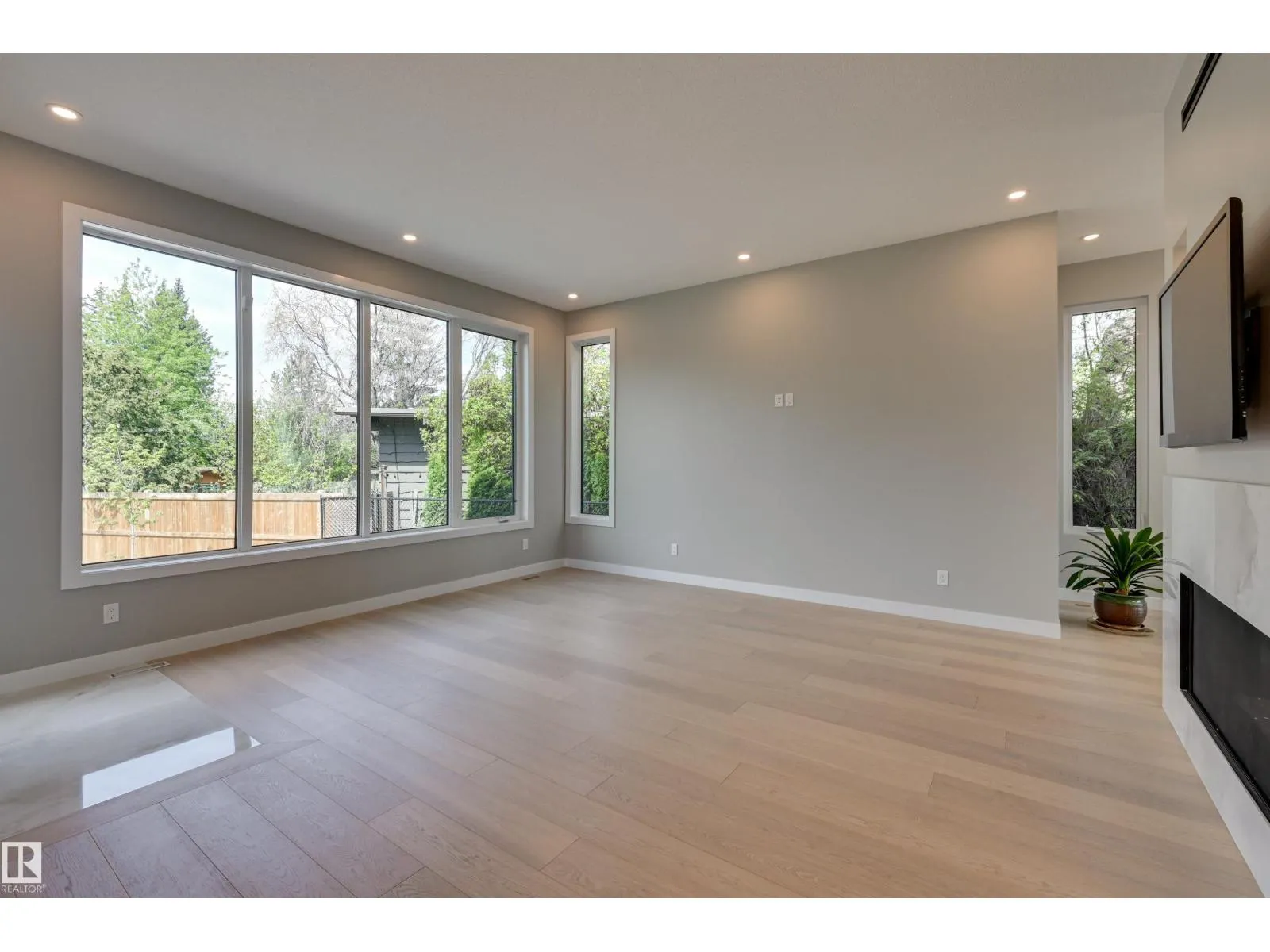 9832 142 ST NW