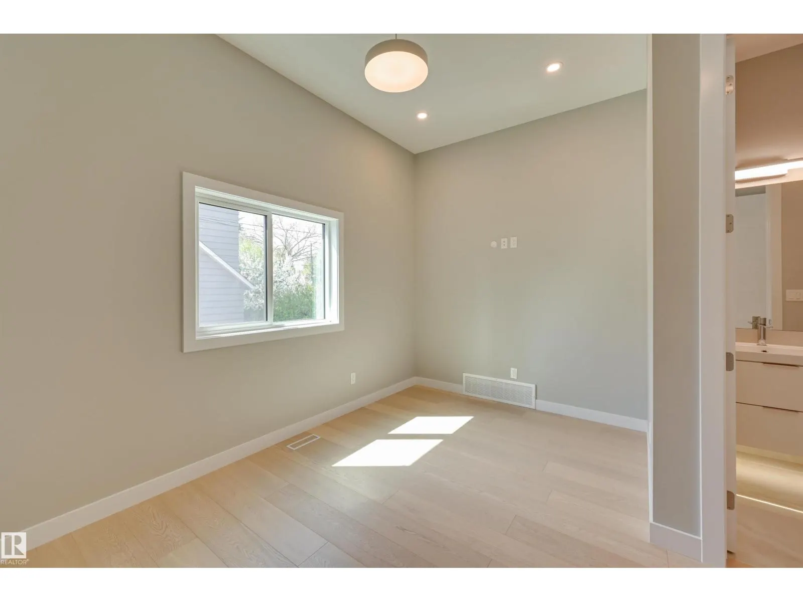 9832 142 ST NW