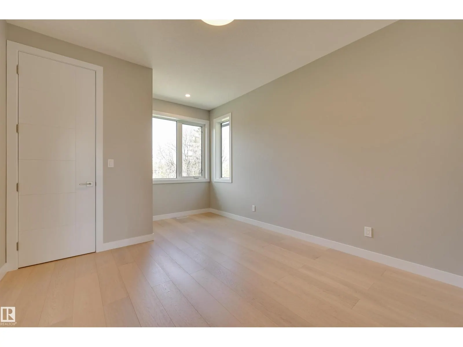 9832 142 ST NW