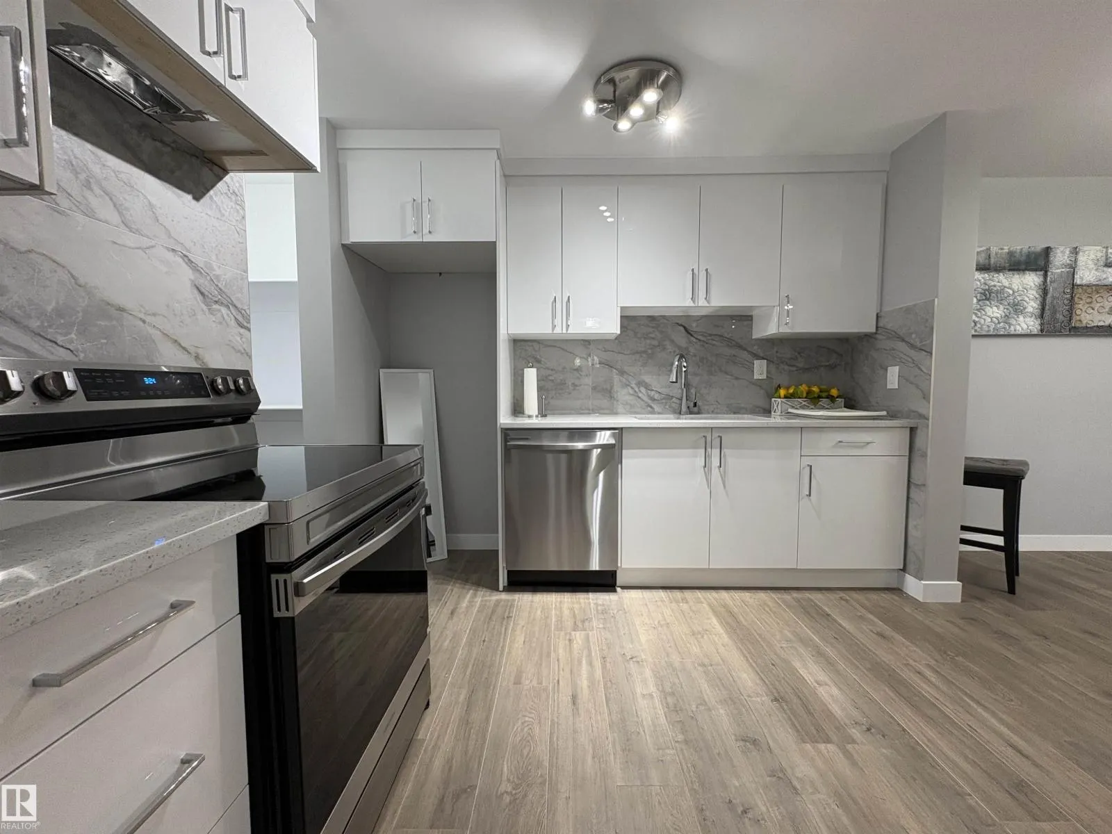 204 SURREY GARDENS GD NW