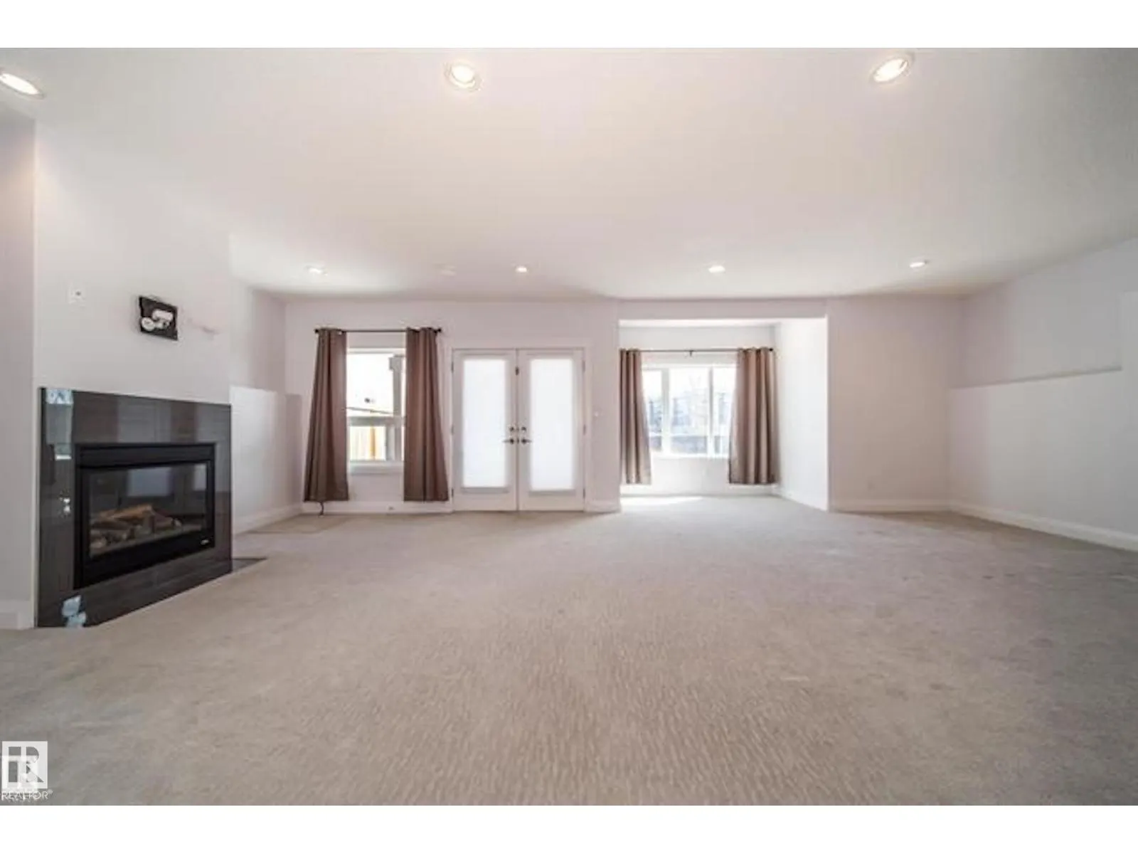 642 ALBANY WY NW