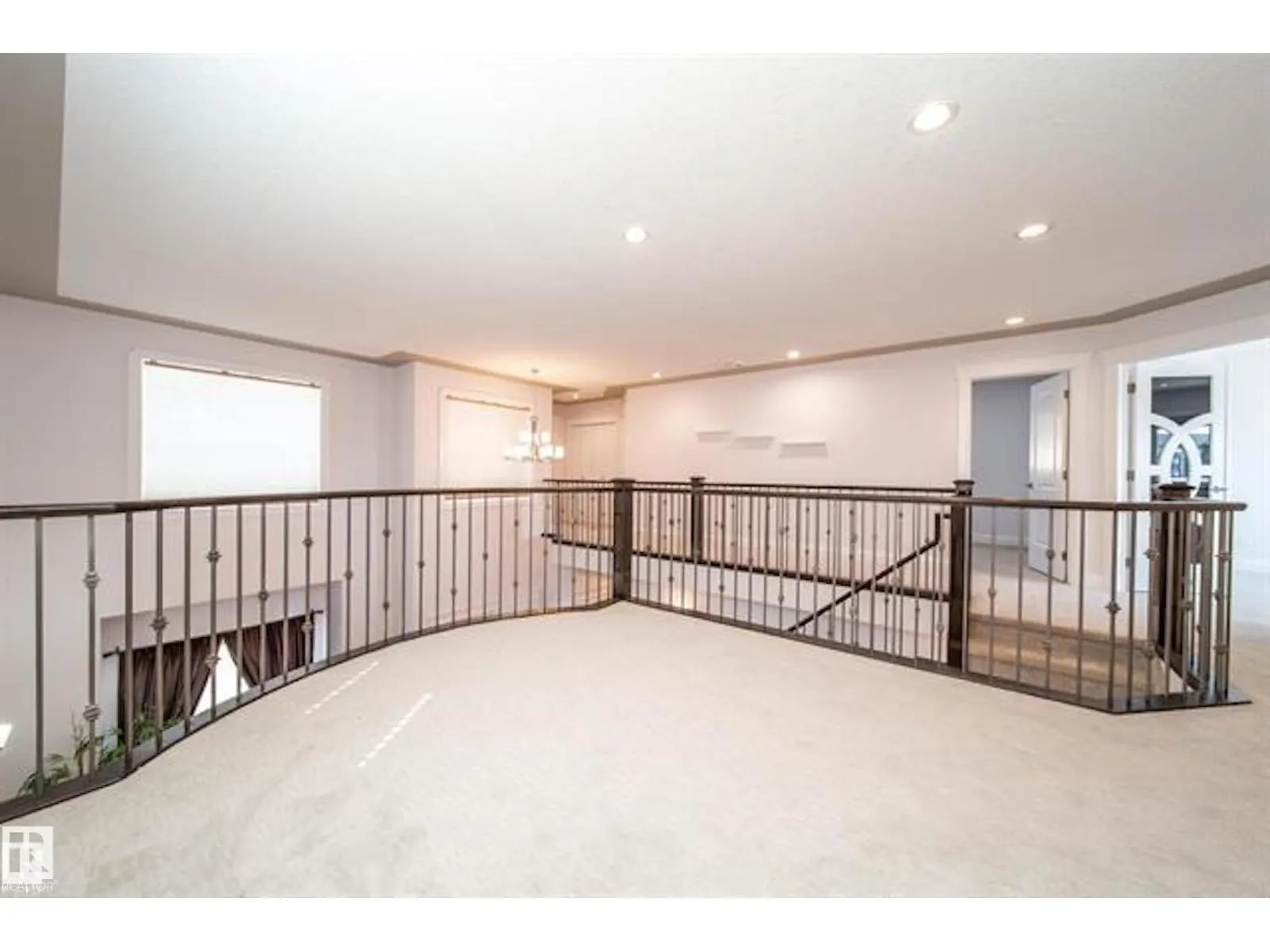 642 ALBANY WY NW
