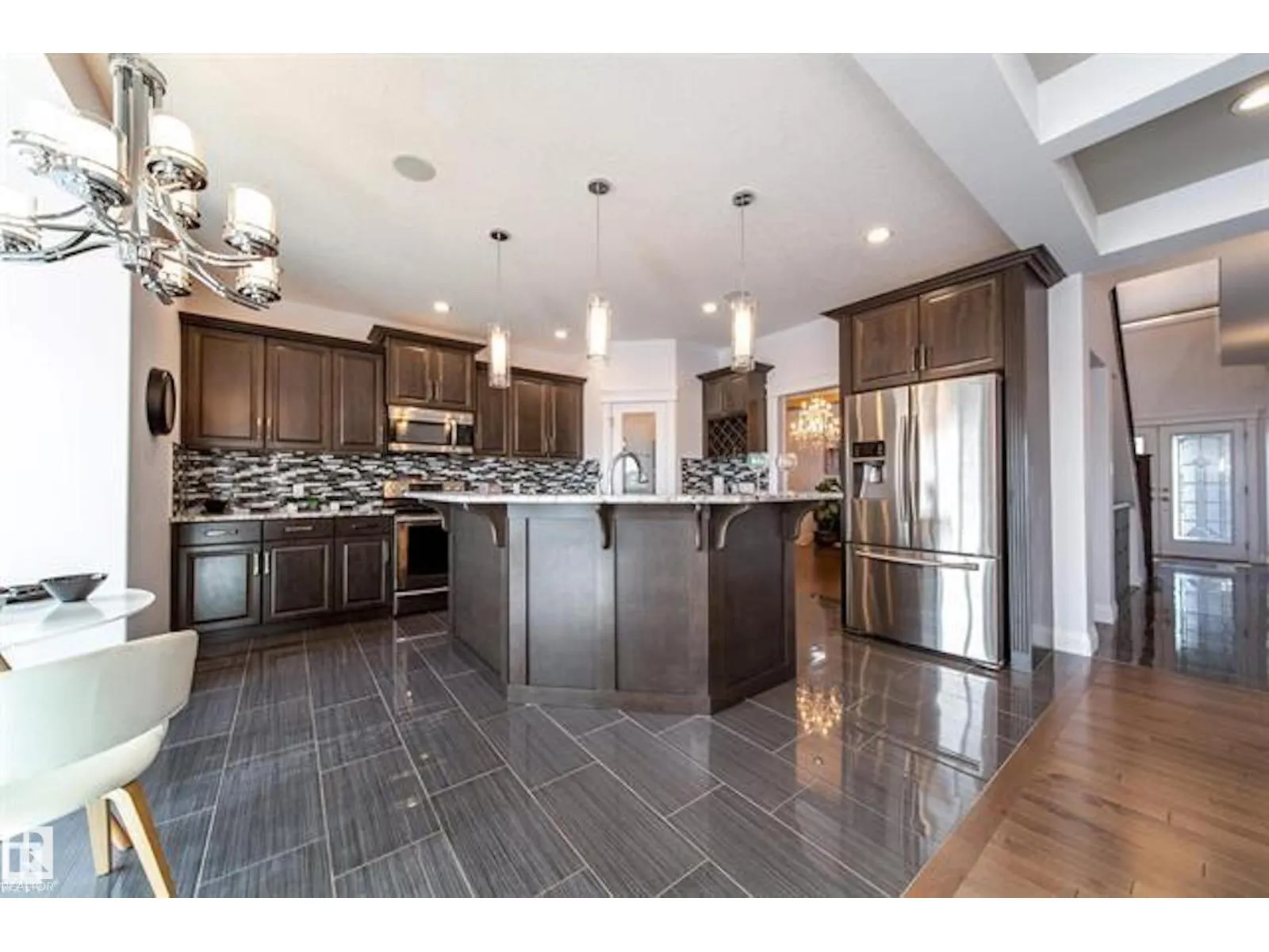 642 ALBANY WY NW