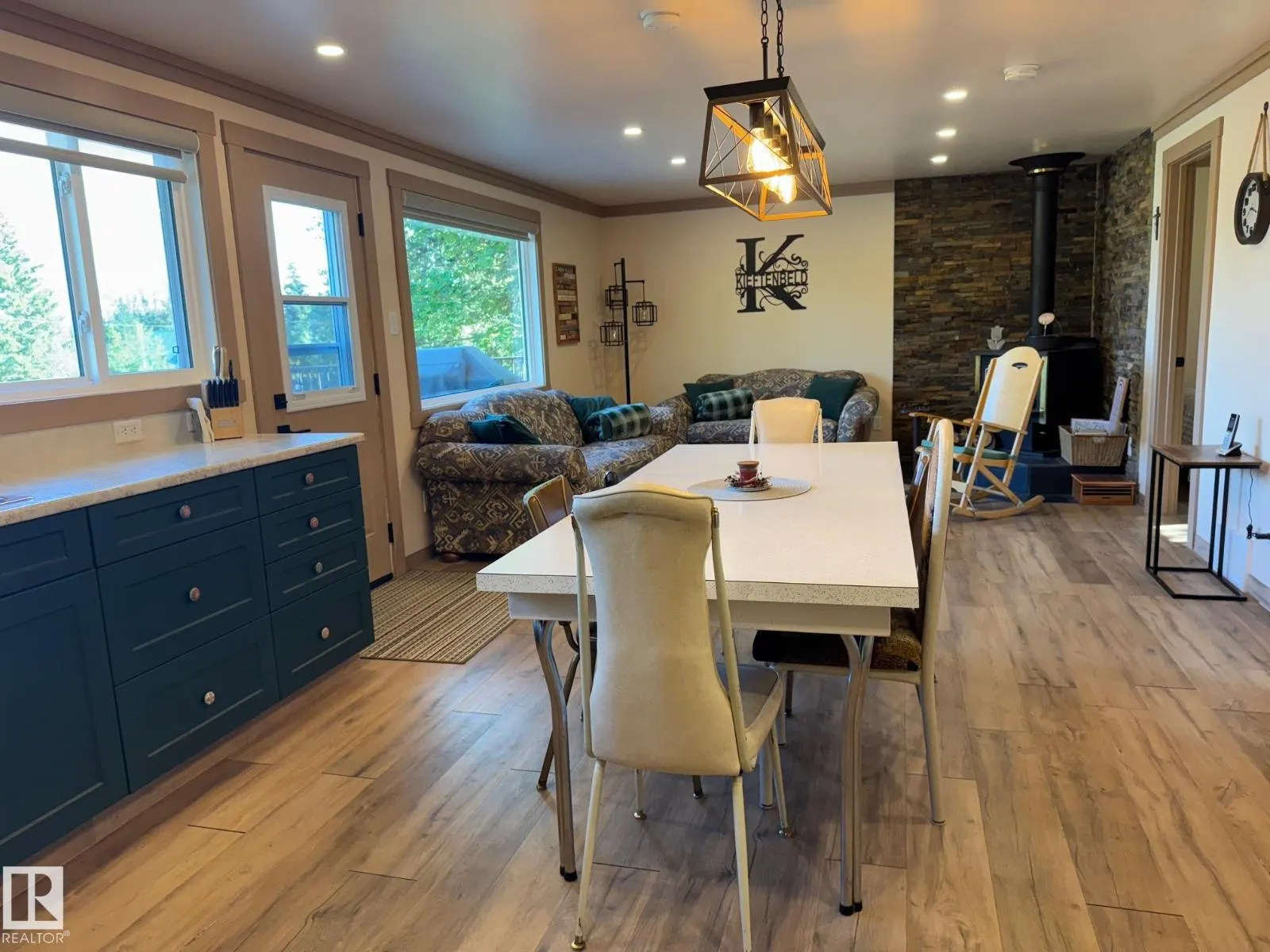 220 Lakeshore DR