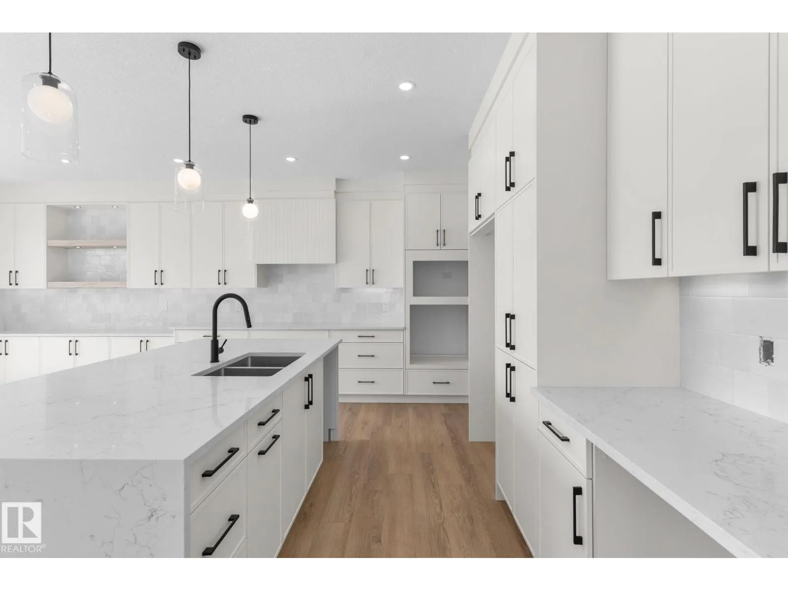 8608 181 AV NW NW