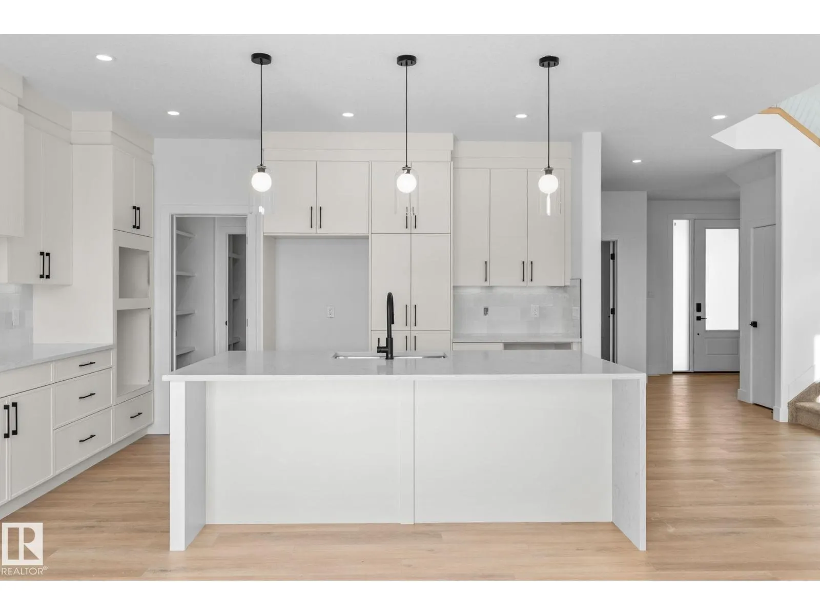 8608 181 AV NW NW