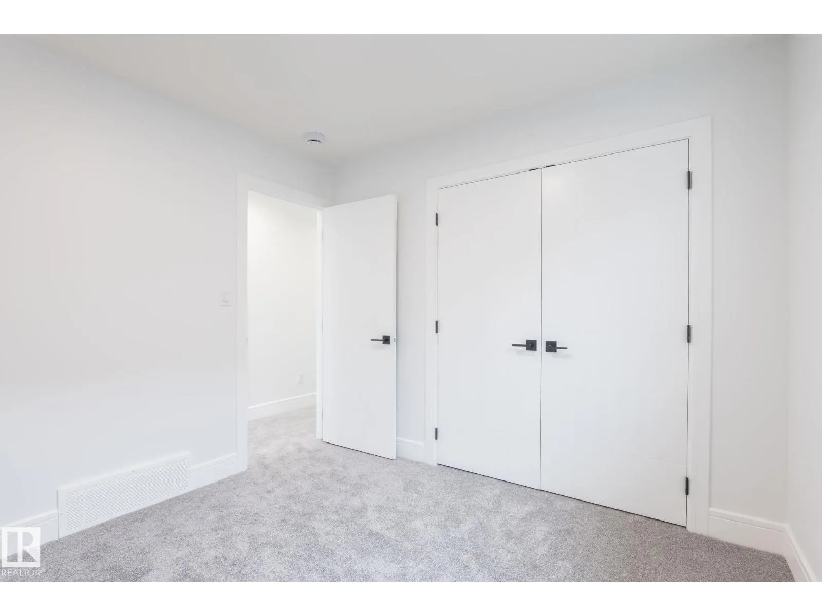 8608 181 AV NW NW