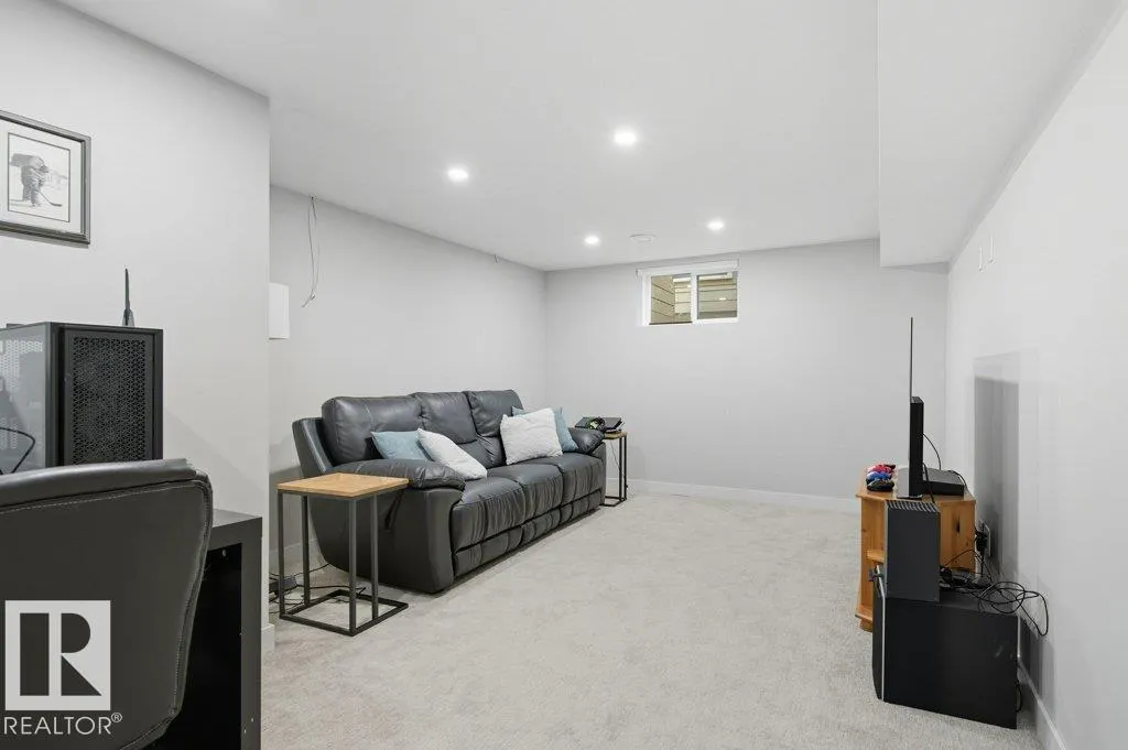 6842 112A ST NW