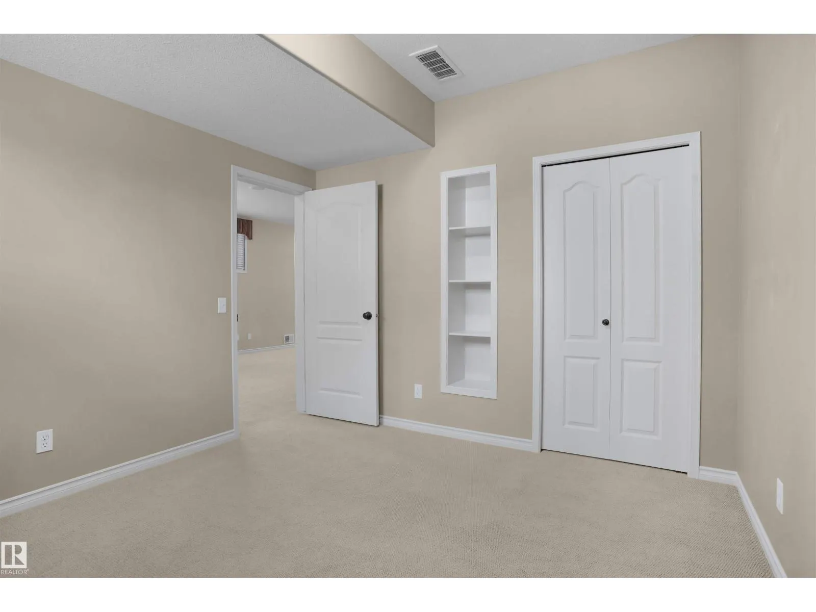 3812 163 AV NW