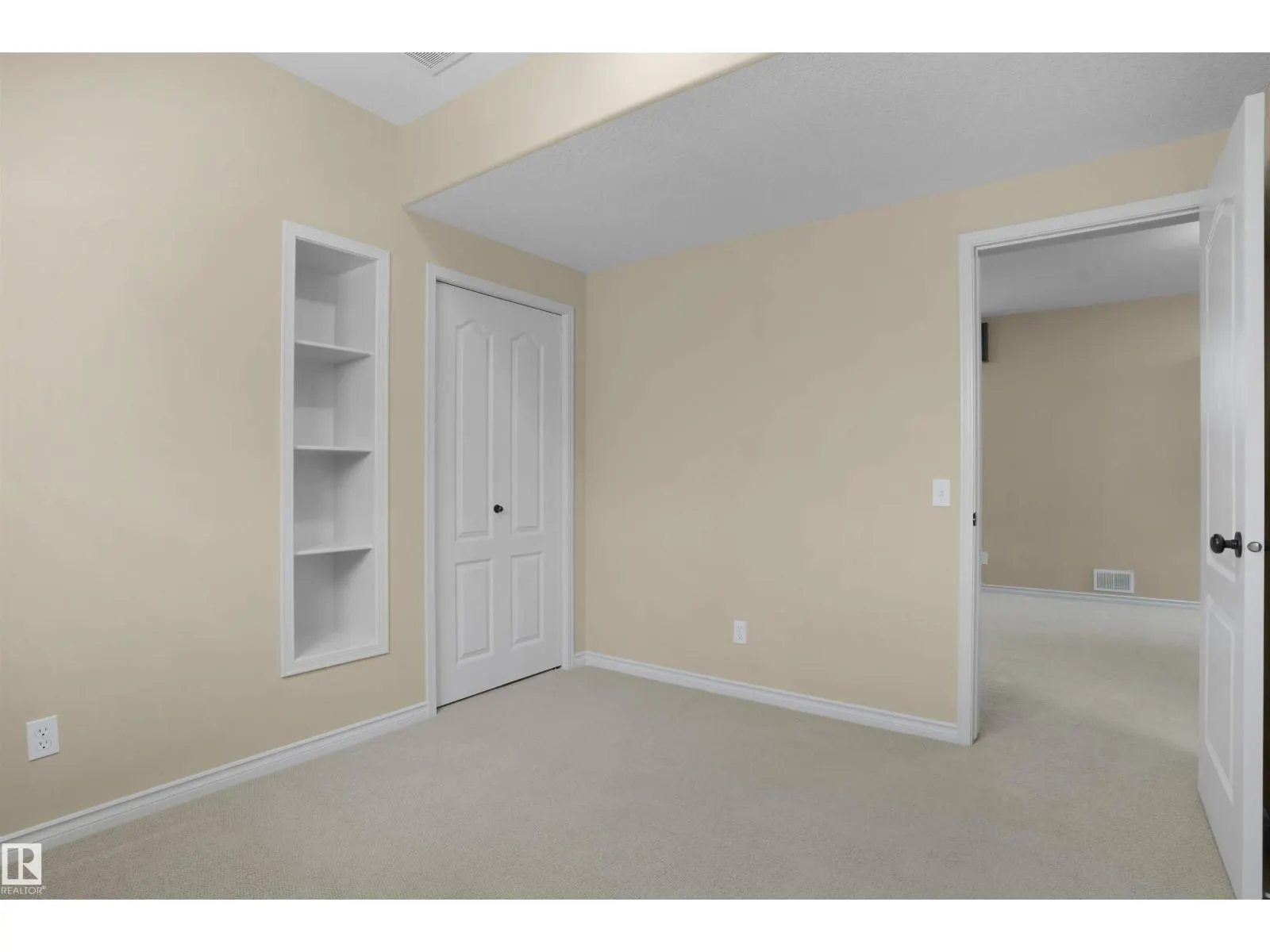3812 163 AV NW