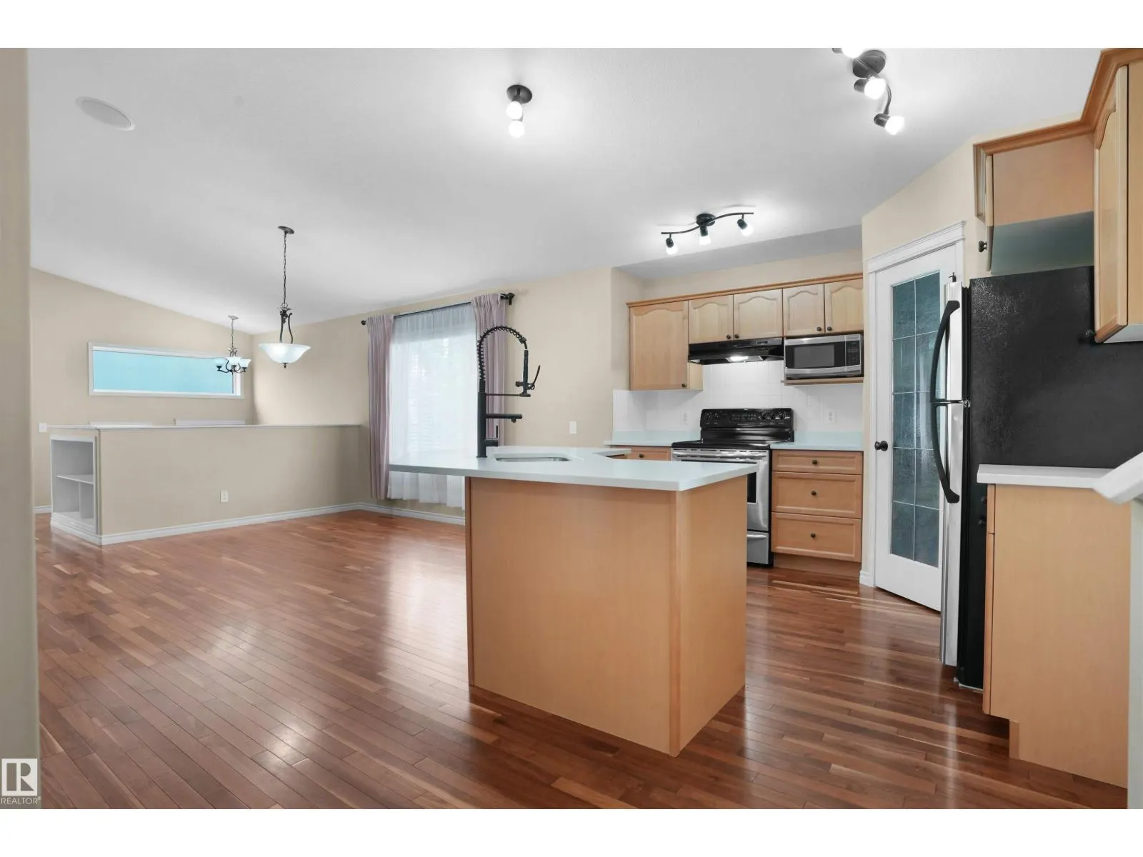 3812 163 AV NW