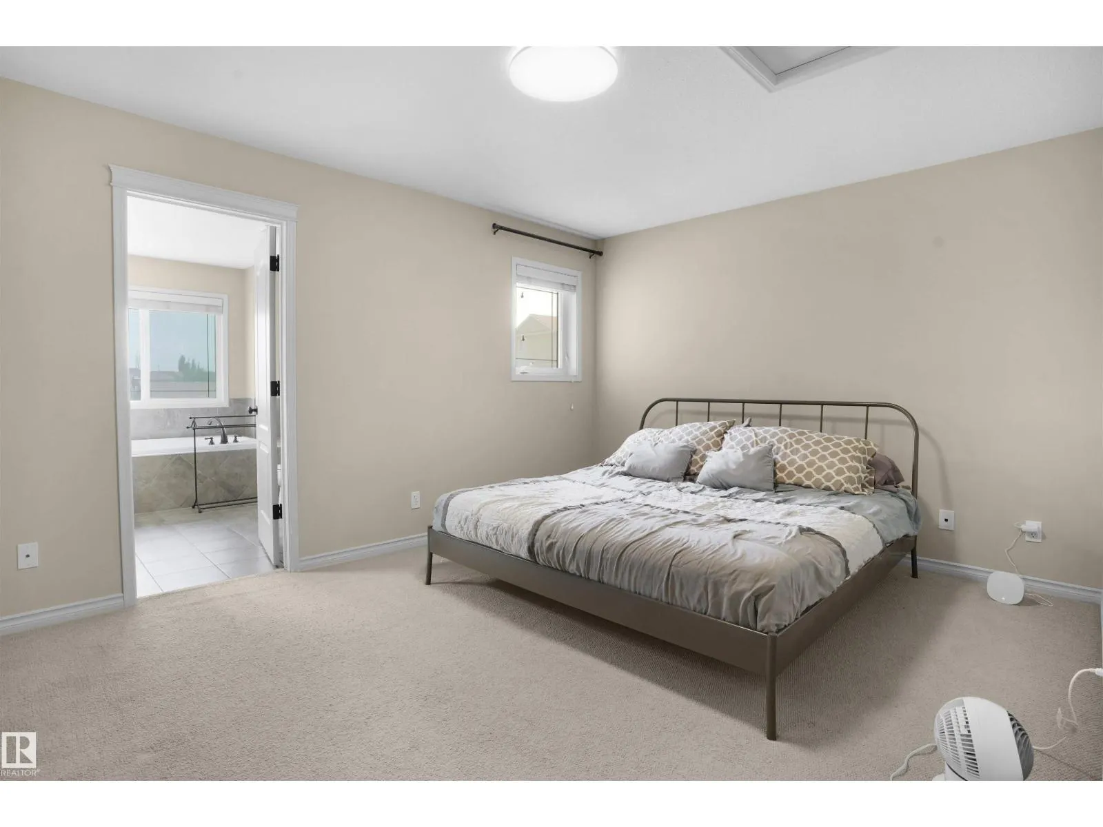 3812 163 AV NW
