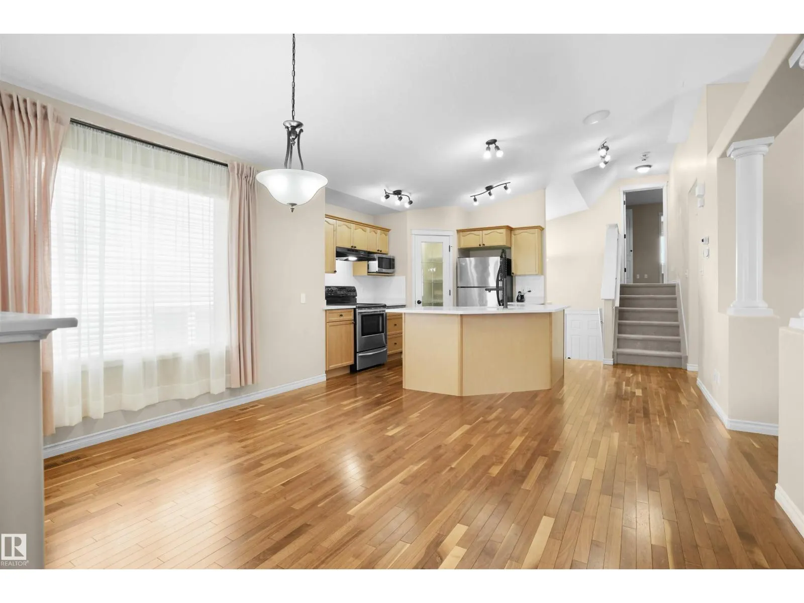 3812 163 AV NW