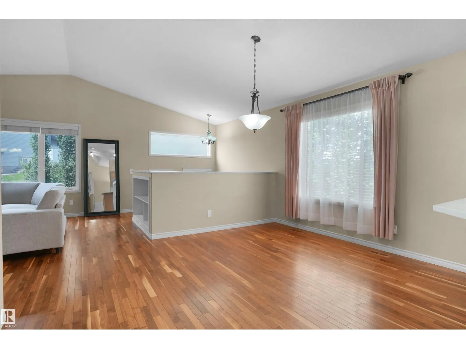 3812 163 AV NW