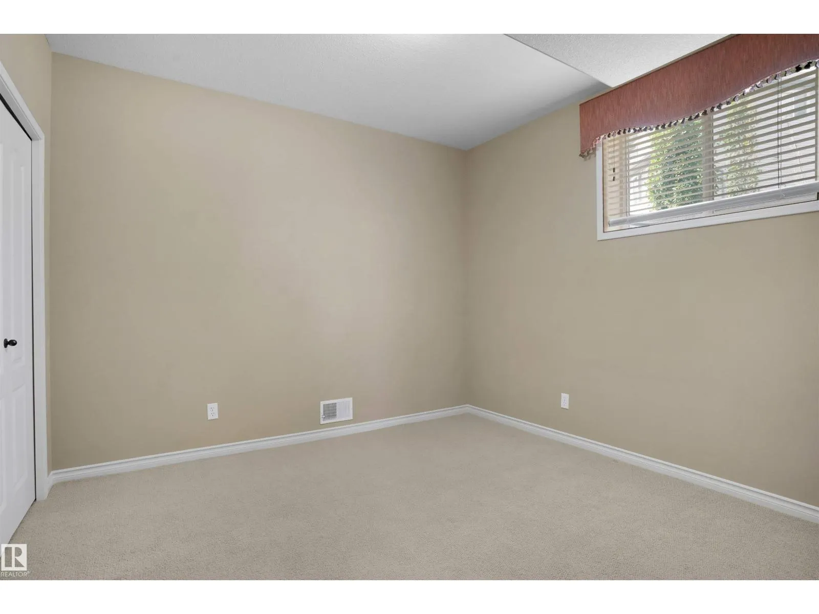 3812 163 AV NW