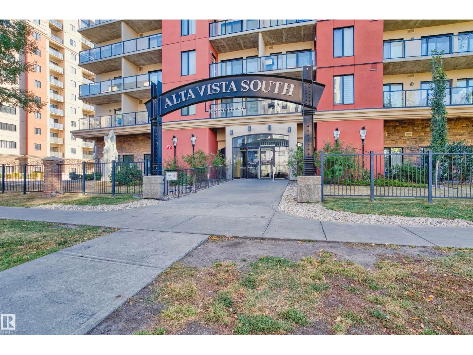 #802 10303 111 ST NW