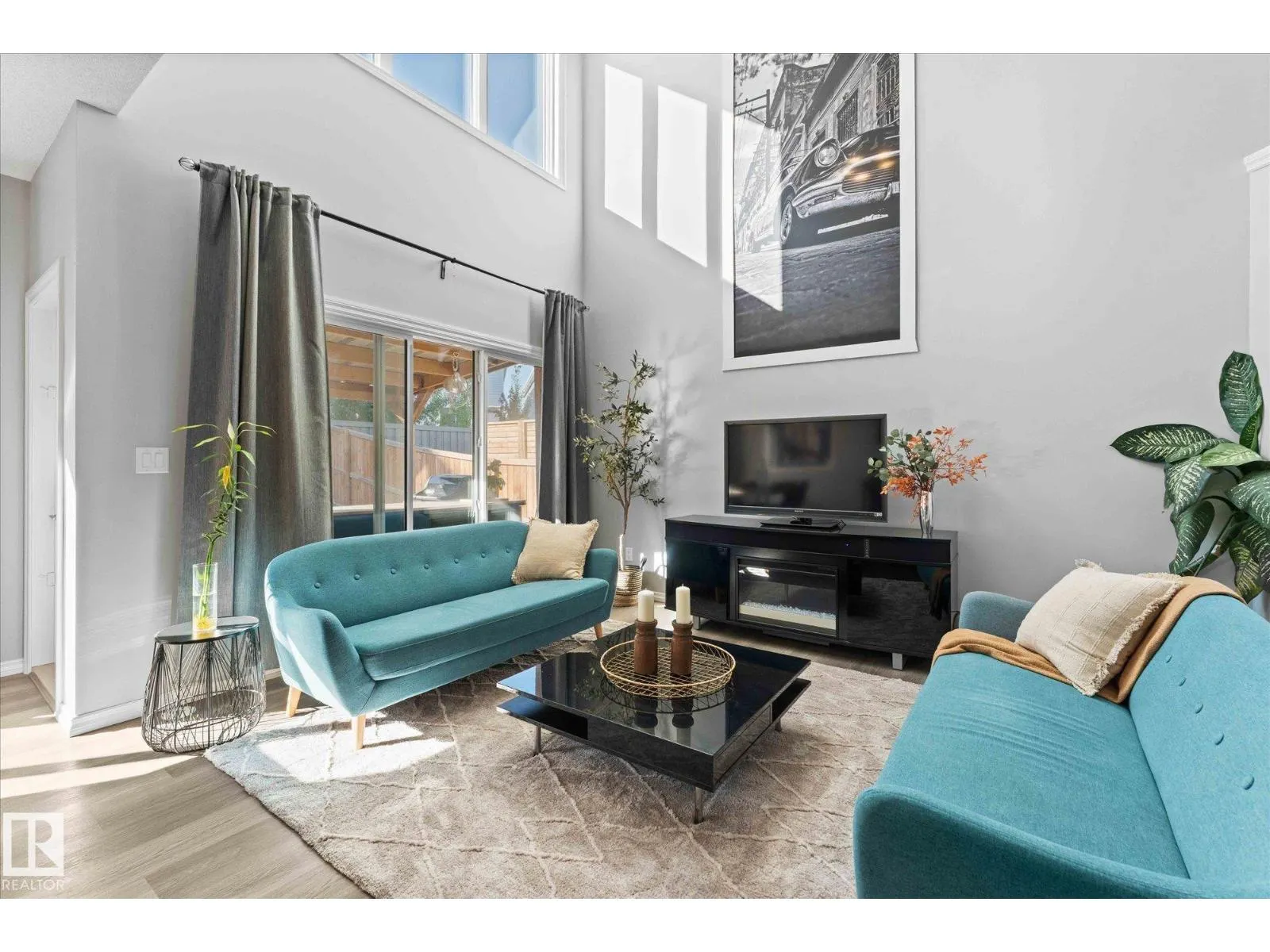 22047 93 AV NW