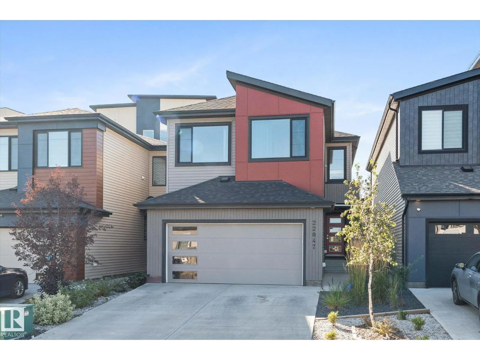 22047 93 AV NW