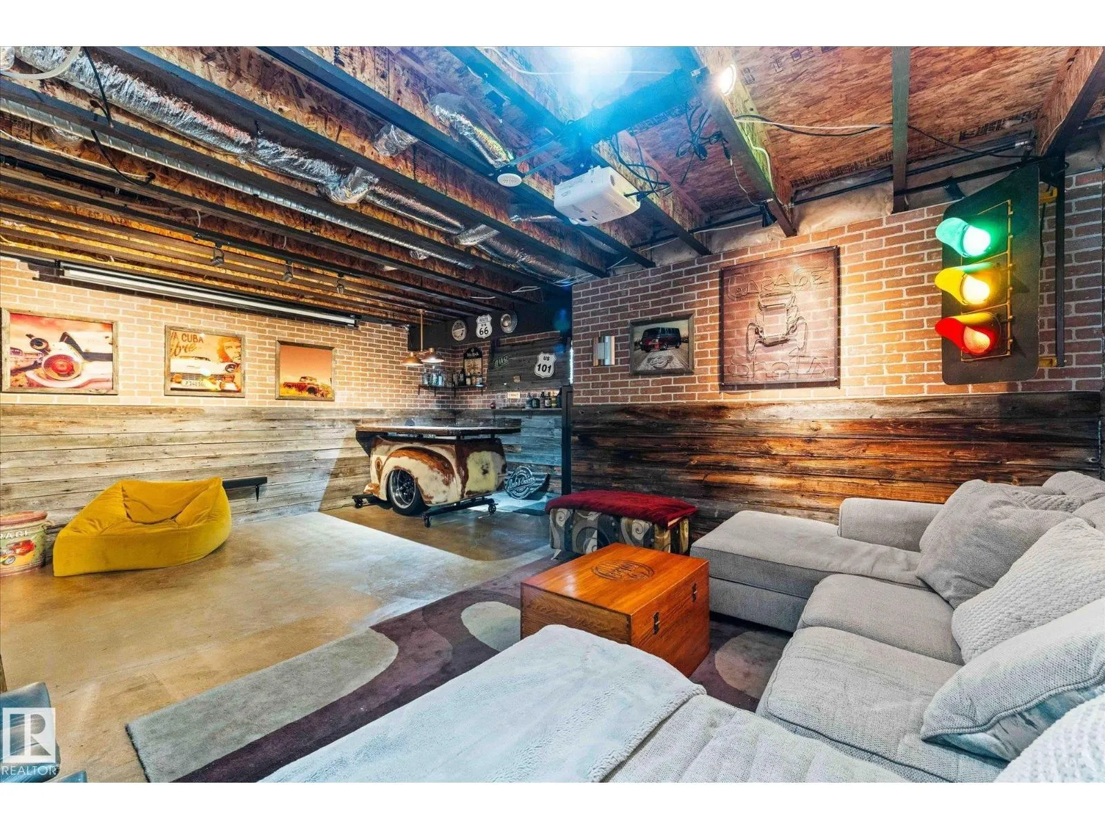 22047 93 AV NW