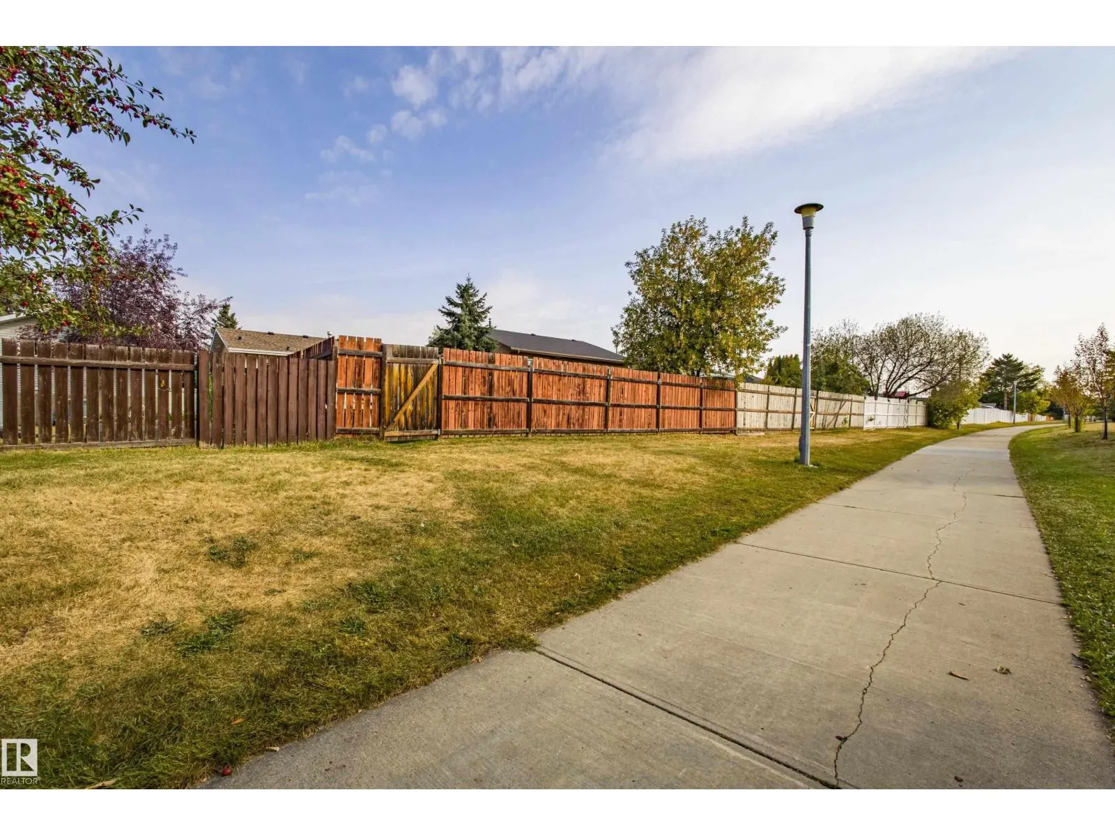 4533 29 AV NW NW