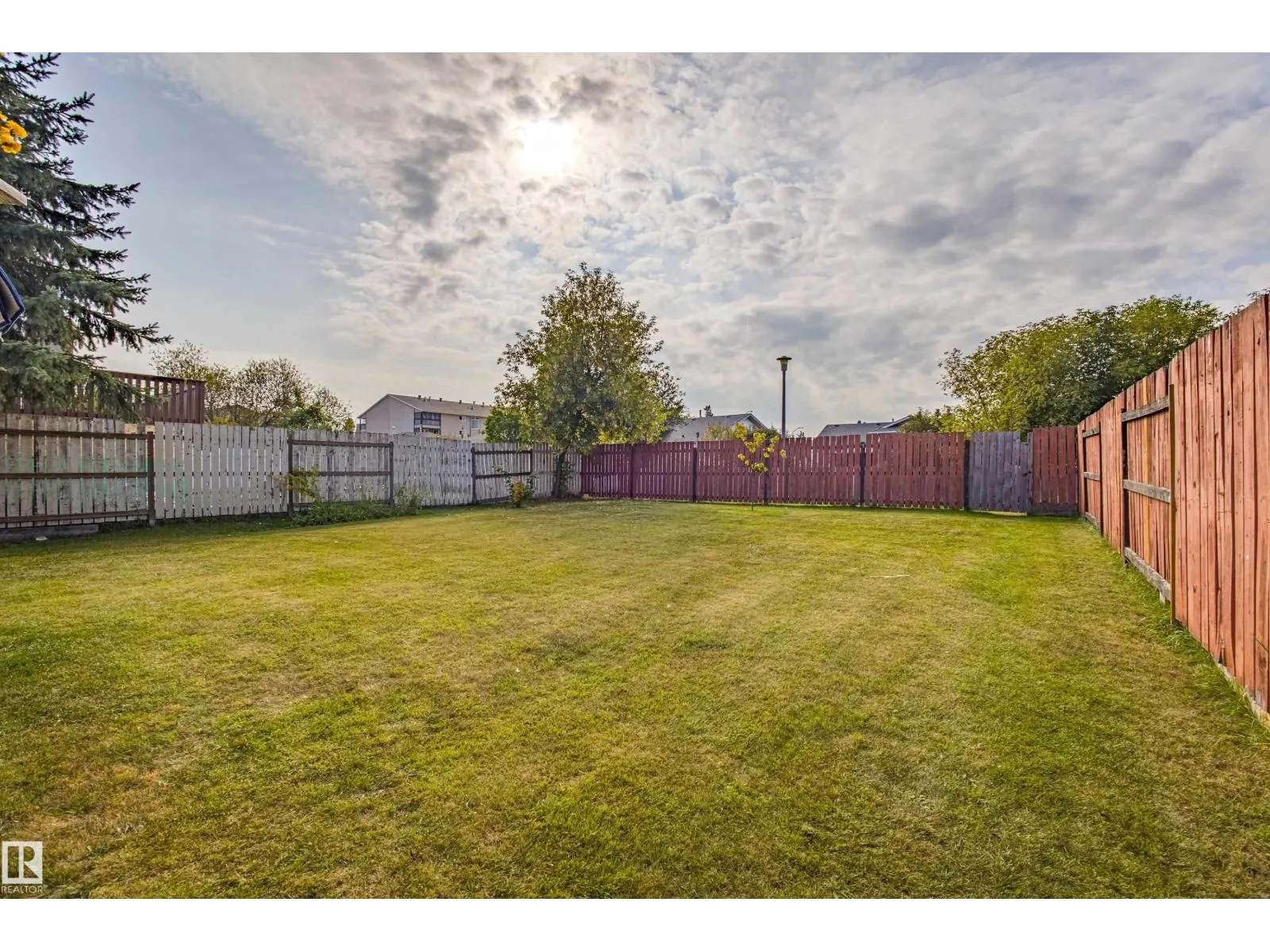 4533 29 AV NW NW