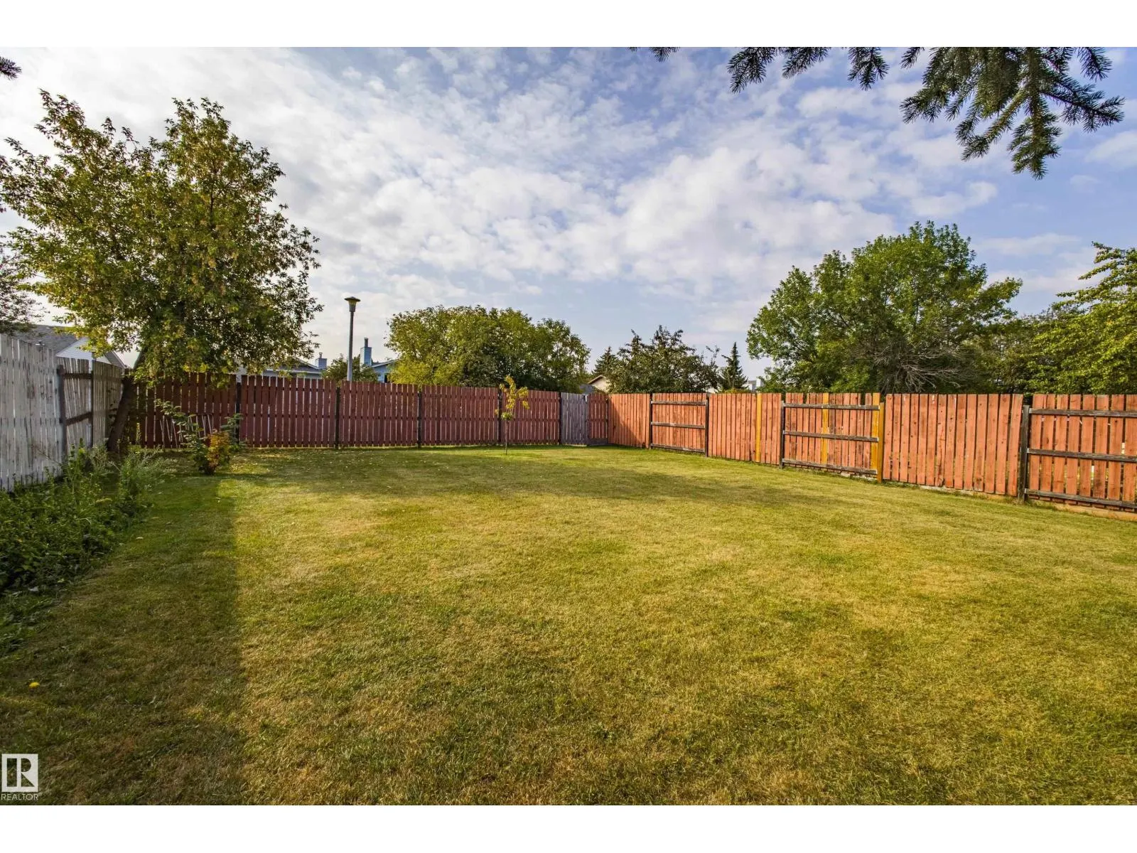 4533 29 AV NW NW