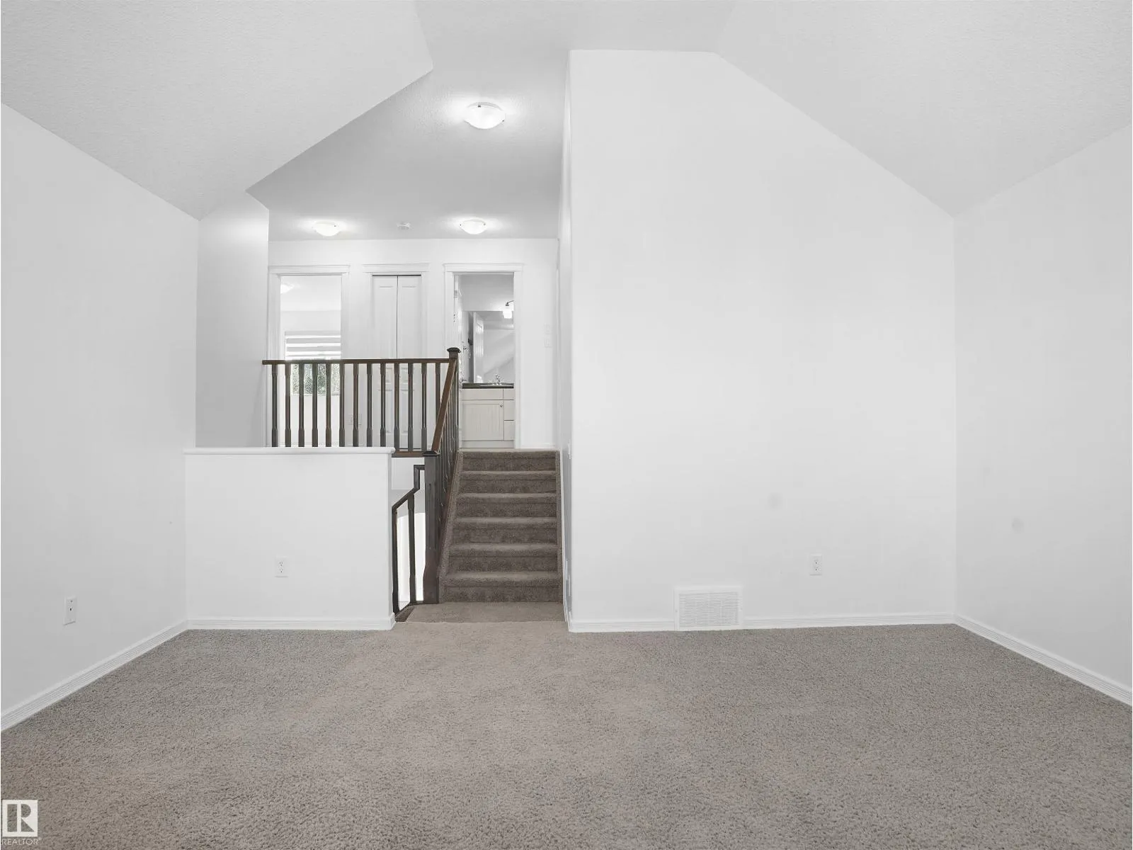 6735 19 AV SW