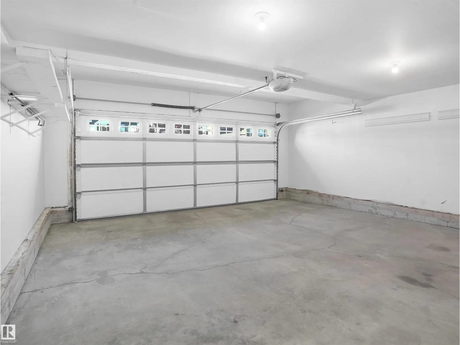 6735 19 AV SW