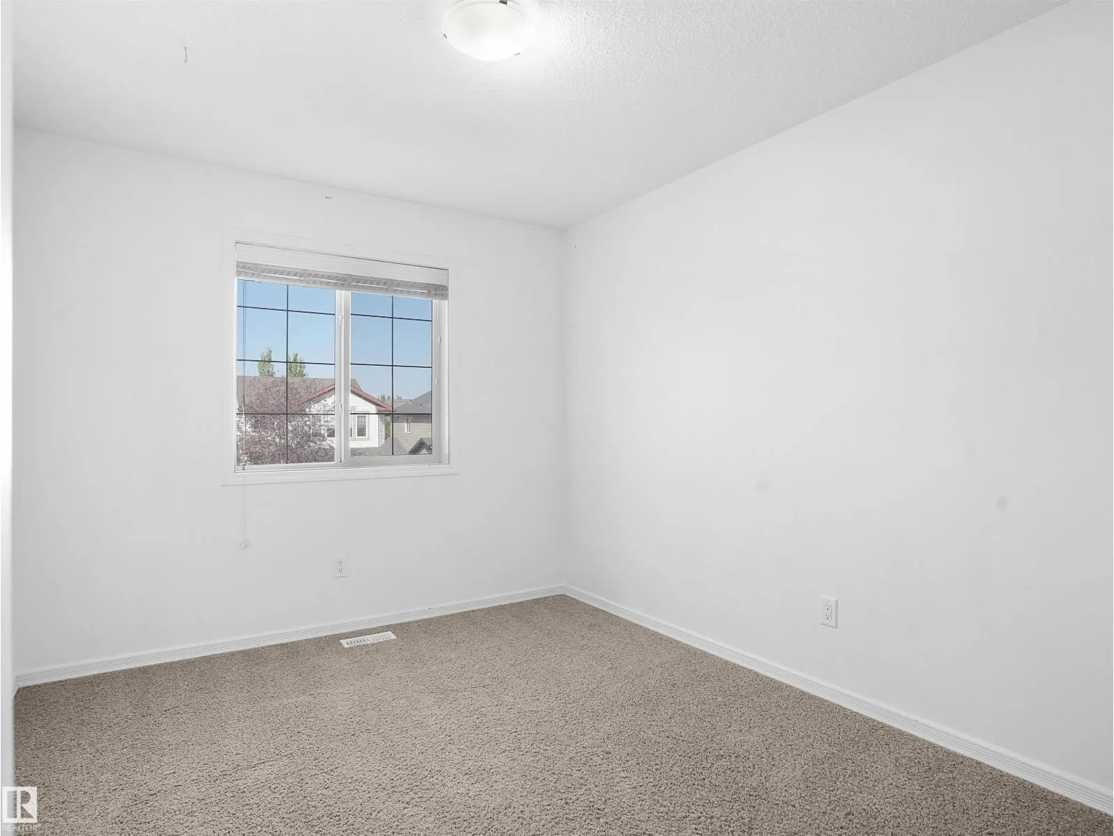 6735 19 AV SW