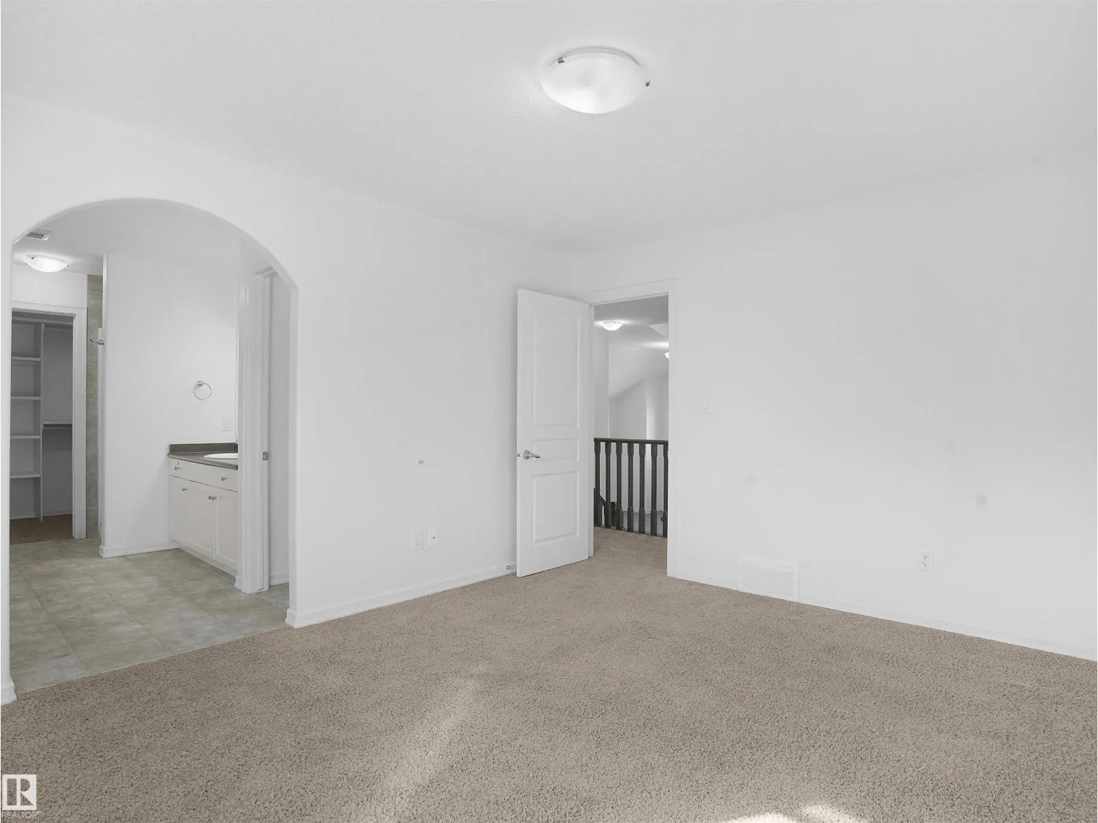 6735 19 AV SW