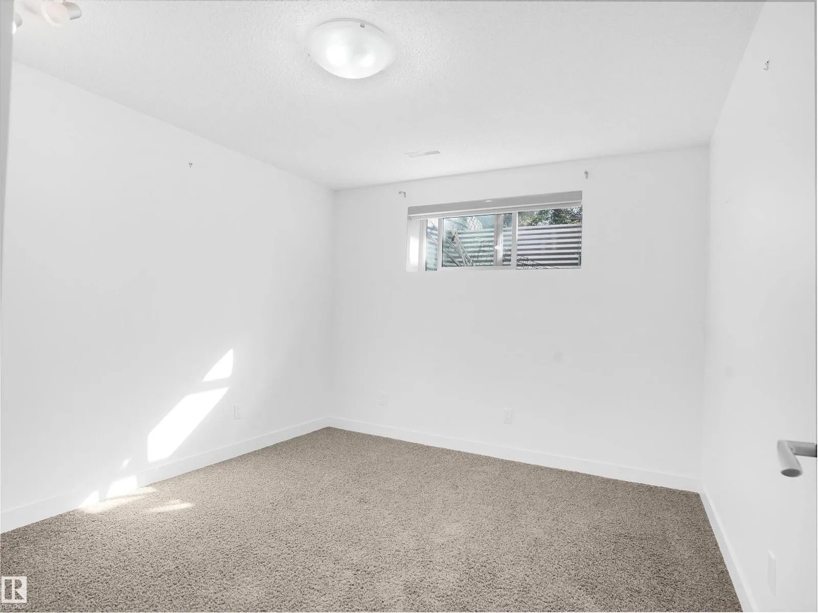 6735 19 AV SW