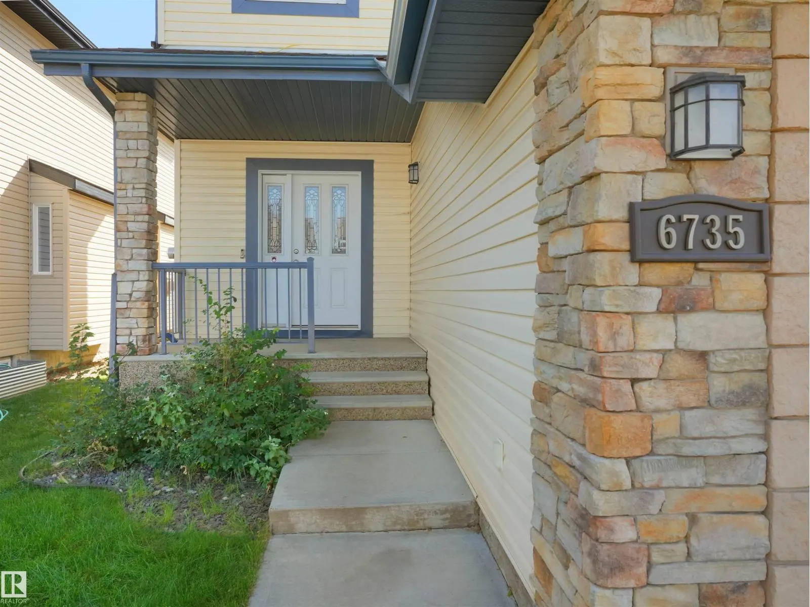 6735 19 AV SW