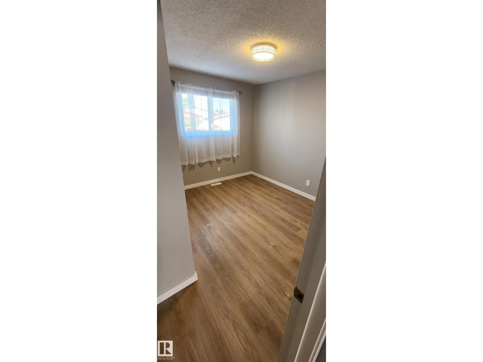11436 143 AV NW