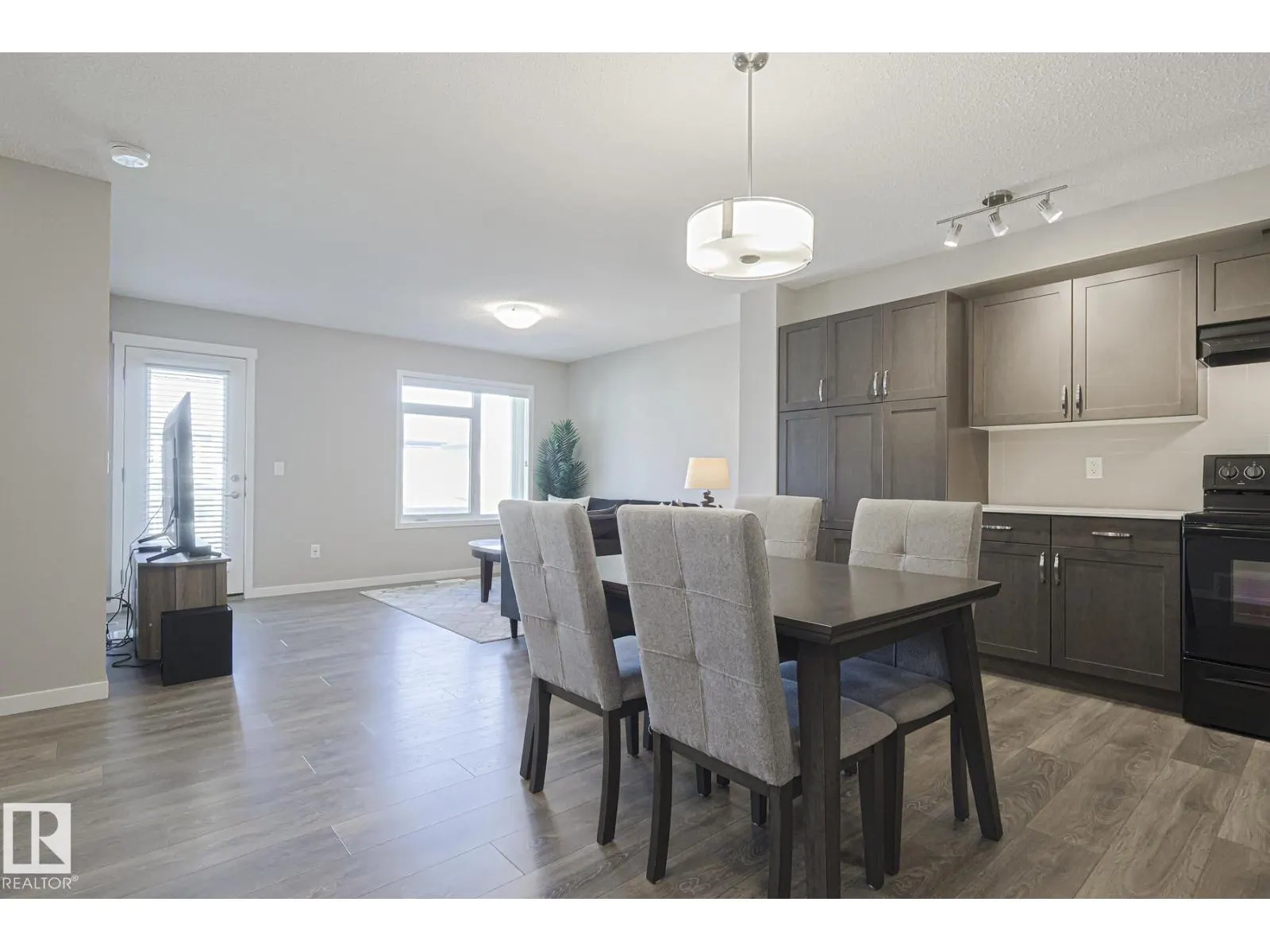 17251 9 AV SW