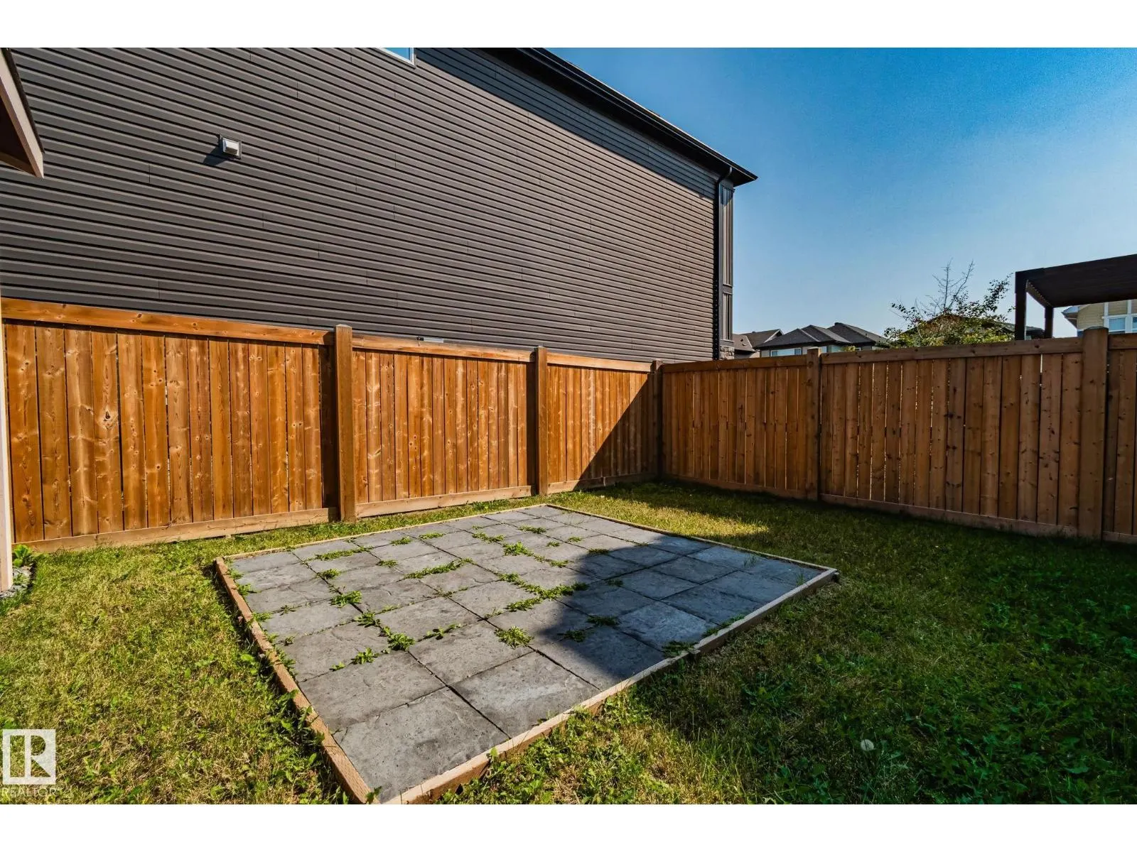 17611 76 ST NW