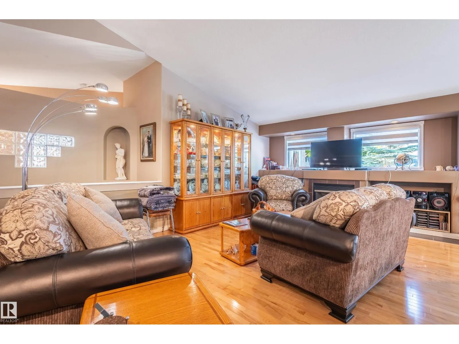 28 OAKDALE PL