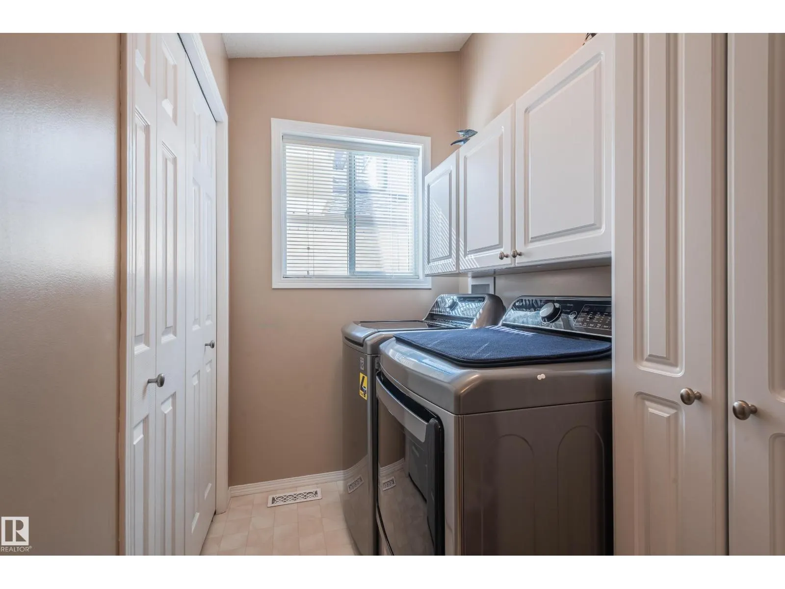 28 OAKDALE PL