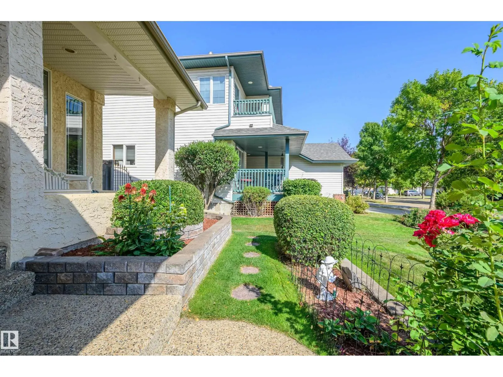 28 OAKDALE PL