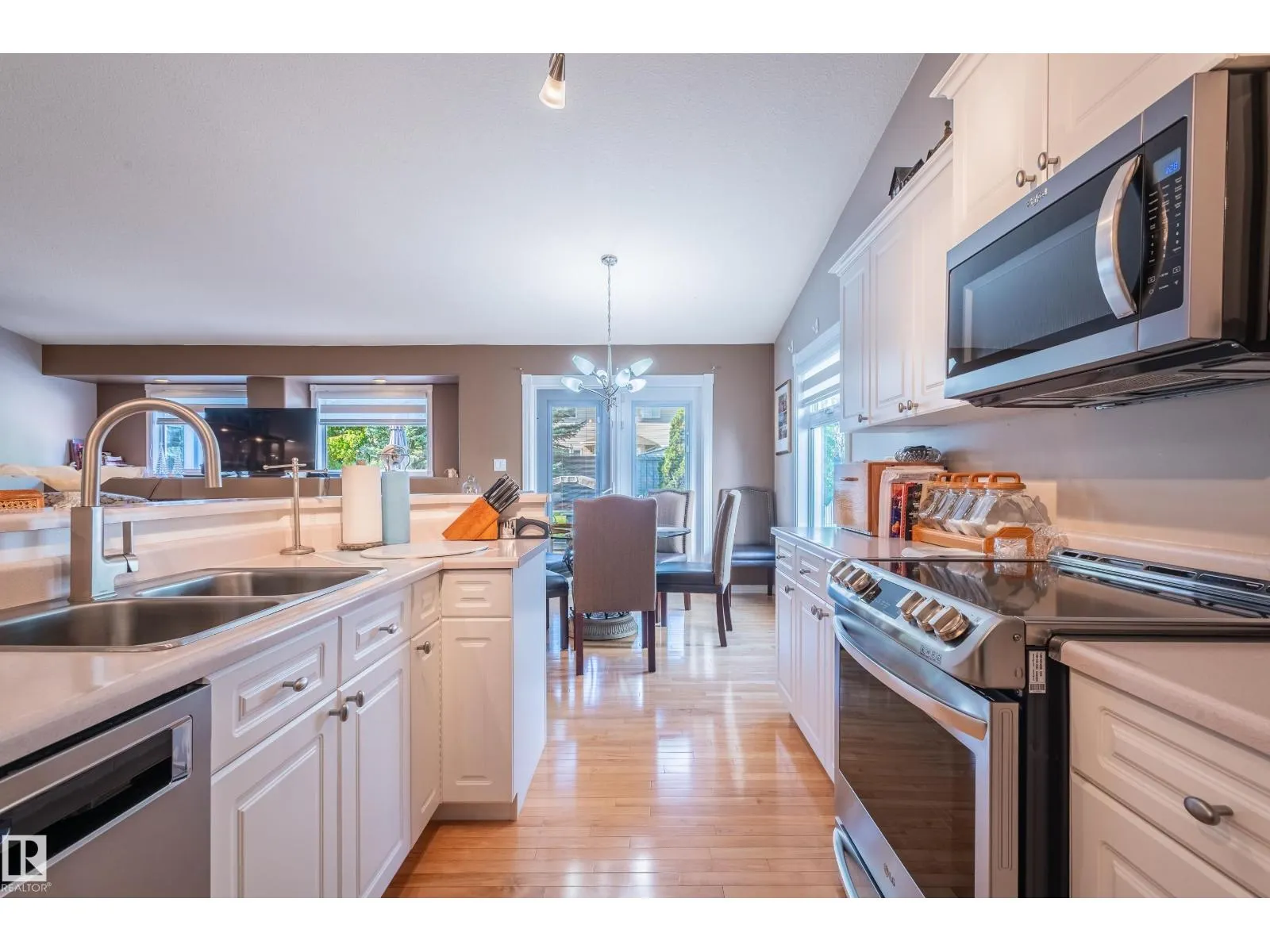 28 OAKDALE PL