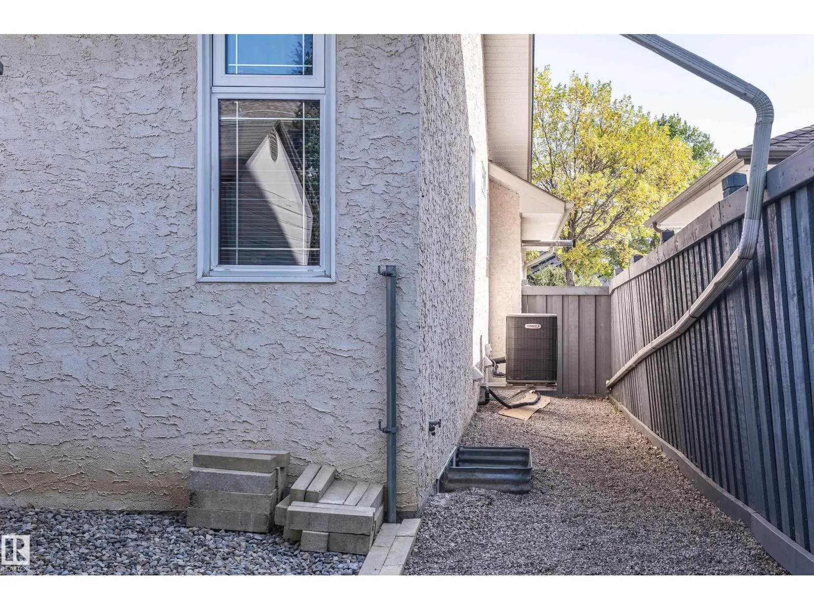 28 OAKDALE PL