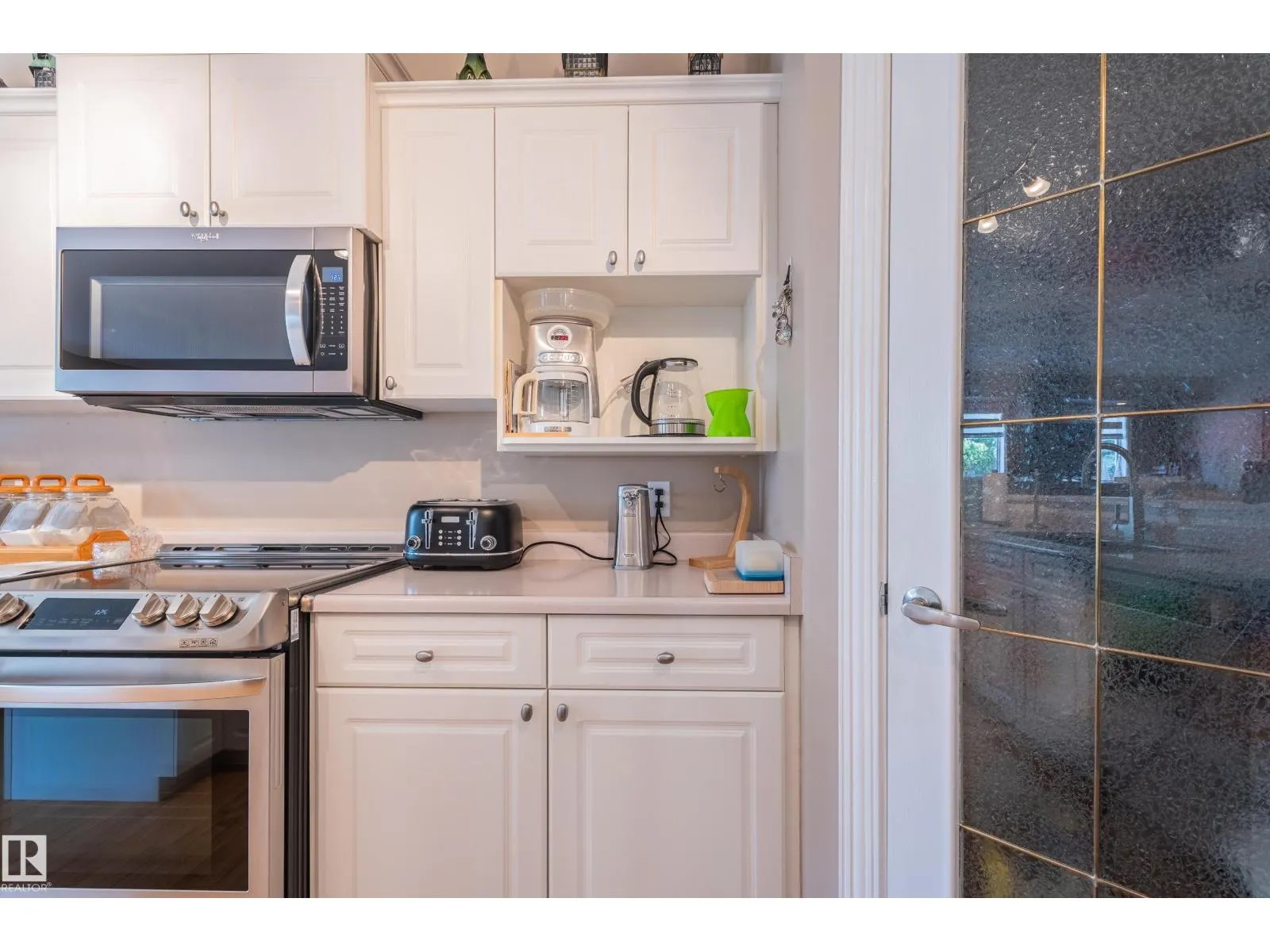 28 OAKDALE PL
